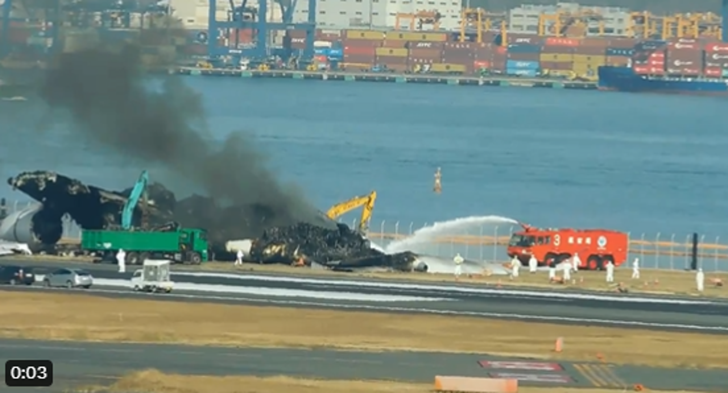 驚!日航516班機「死灰復燃」,清除機體殘骸突冒黑煙。(翻自X平台)