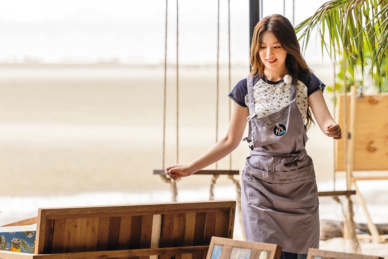 《艾嘉食堂》加入(G)I-DLE舒華擔任小幫手，希望撞擊綜藝火花。（泰坦星文創提供）