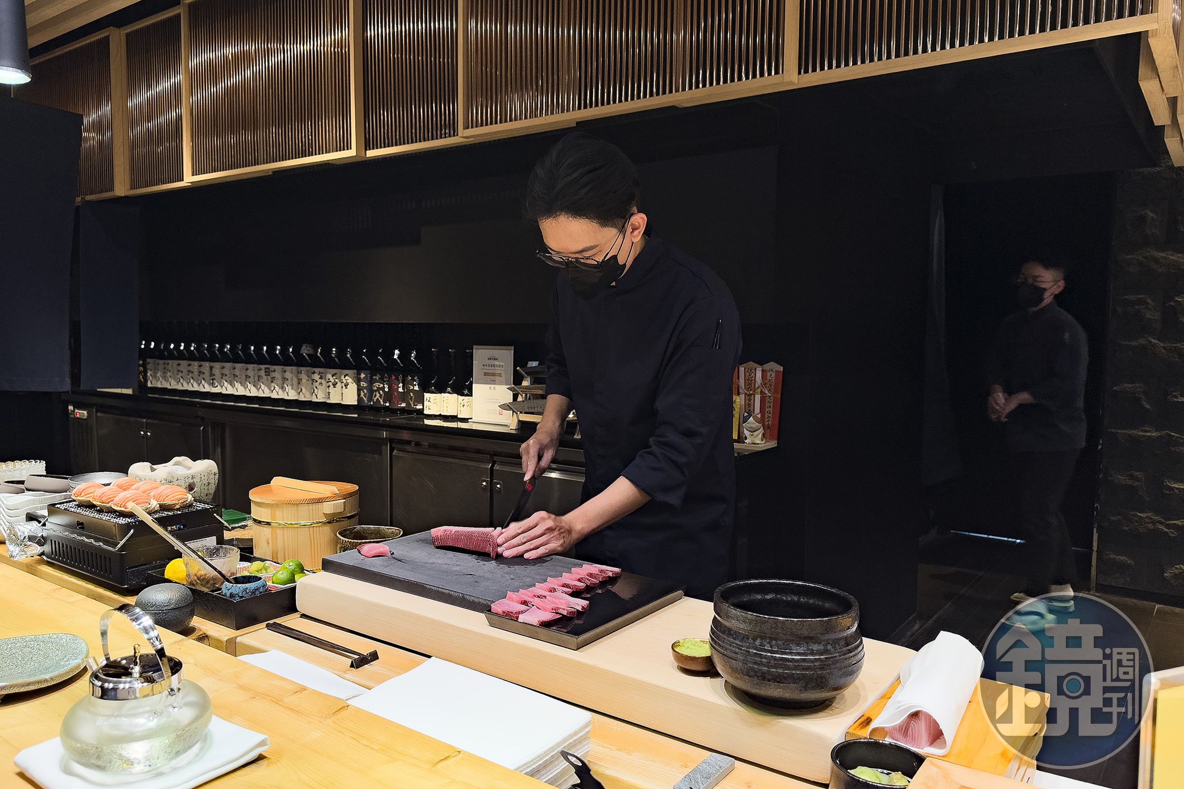料理長阿倫深耕高雄多年，擅長以日本職人技法回應在地味覺，提出「七成熟食」的非典型Omakase，成功虜獲在地人的胃。