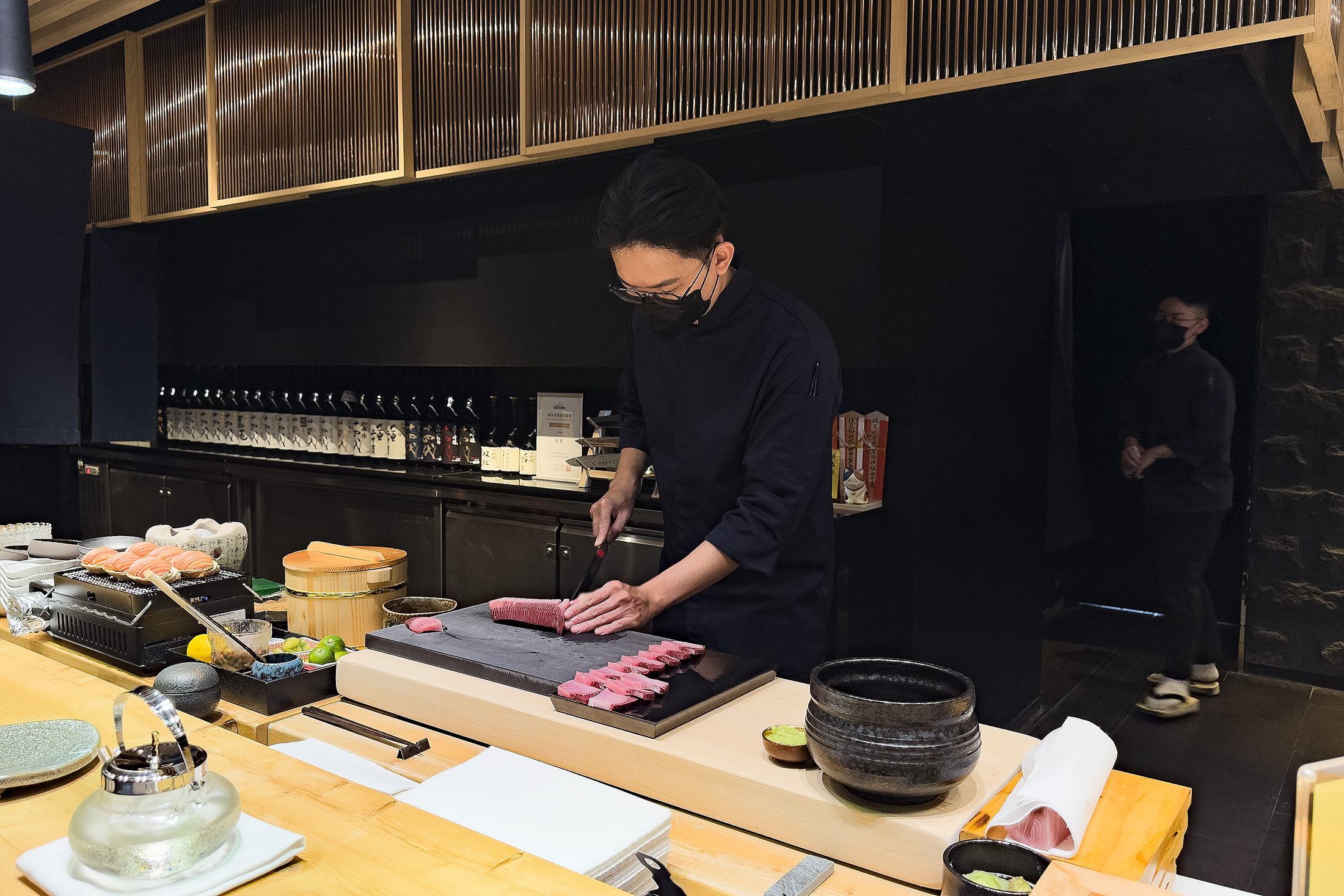 料理長阿倫深耕高雄多年，擅長以日本職人技法回應在地味覺，提出「七成熟食」的非典型Omakase，成功虜獲在地人的胃。