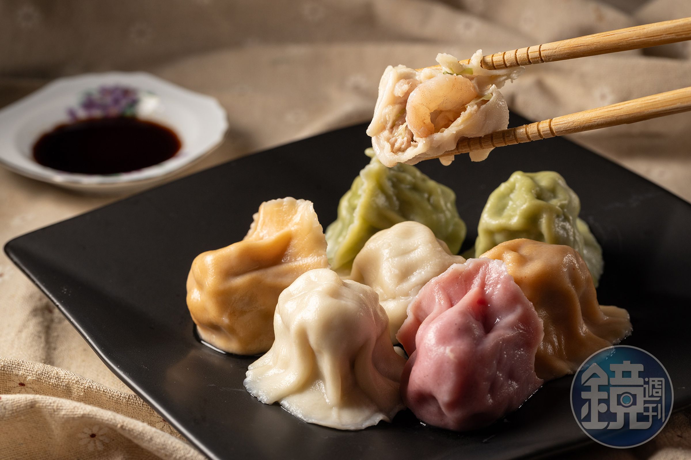 從內餡到餃皮都由老闆手作的「彩色水餃」，能一口氣吃到高麗菜鮮蝦、泡菜、四季豆等多種口味。（60元／盤）