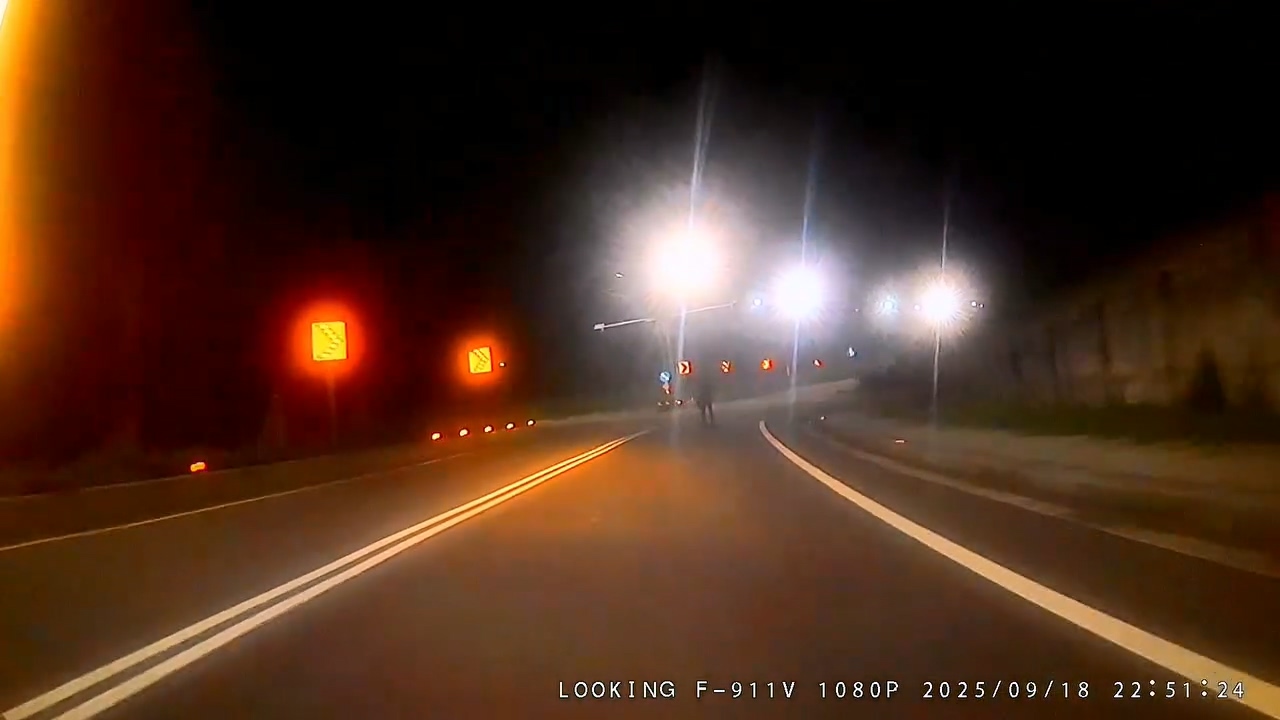 苗栗男深夜帶遺照撒冥紙。（翻攝畫面）