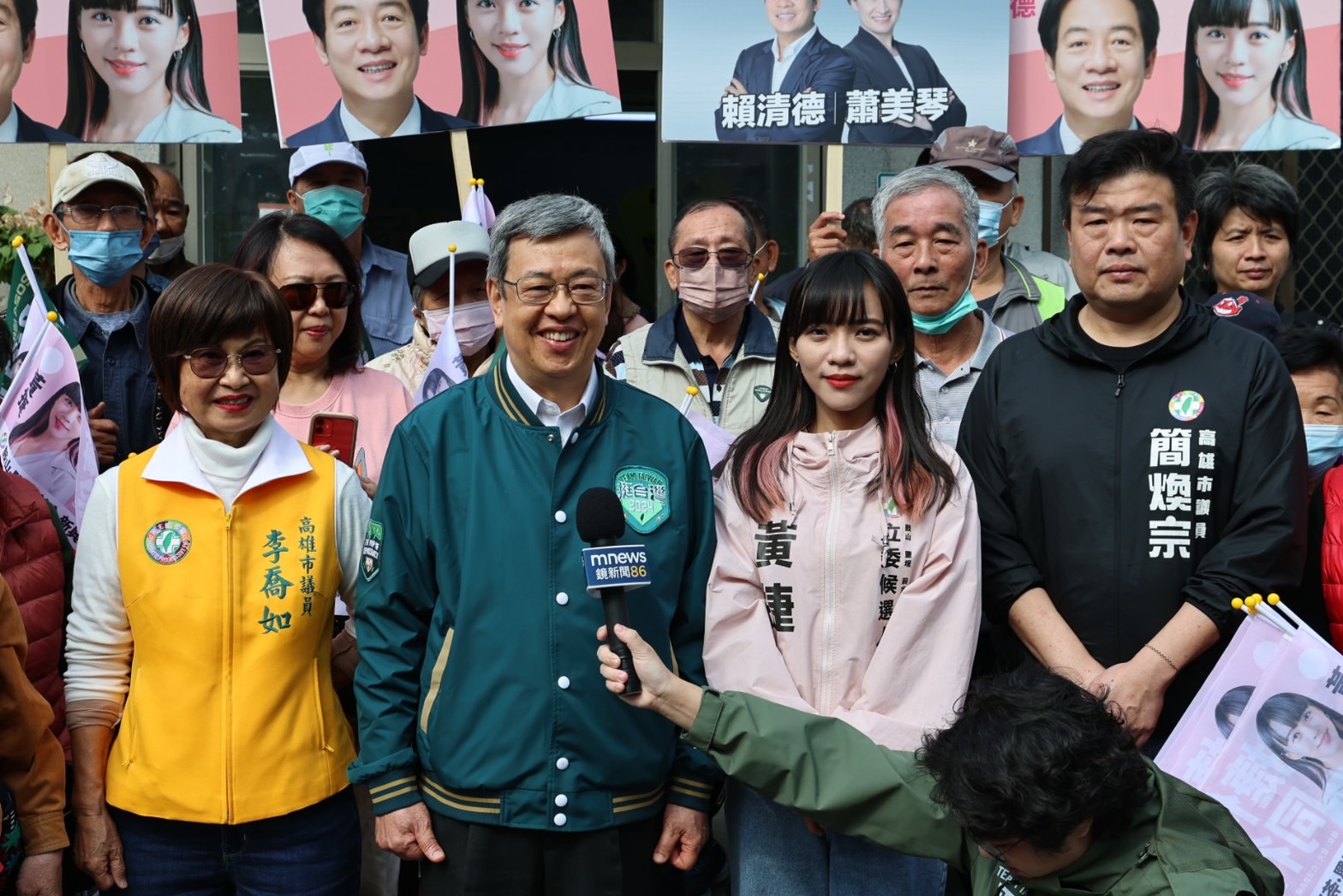 行政院長陳建仁陪同黃捷在鼓山區車掃。（黃捷競選總部提供）