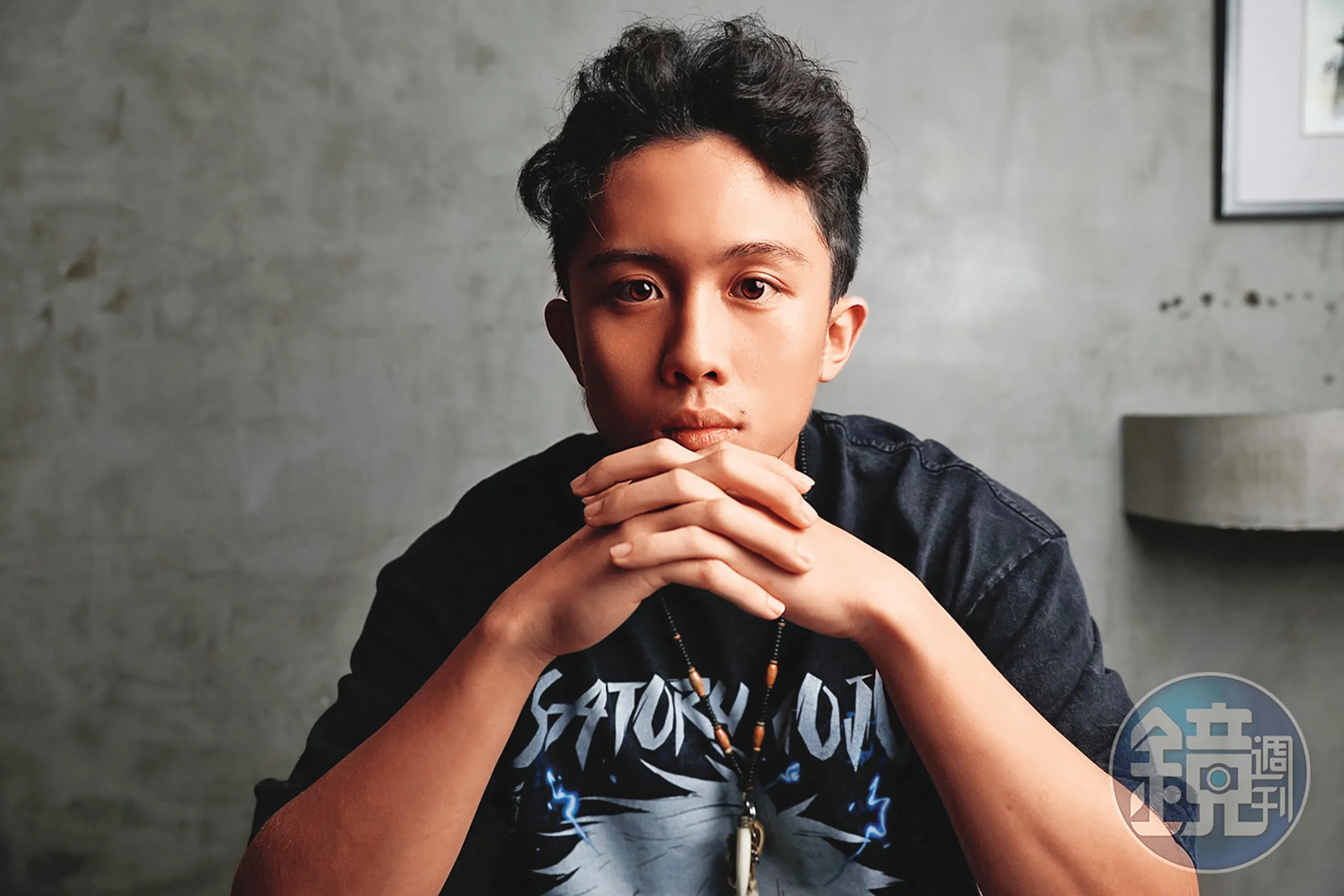 孫安佐在經紀人陪同下出席公益活動，向獨居長者發放生活物資。（翻攝自孫安佐IG）