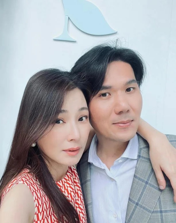 陳怡蓉的老公薛博仁送了她超過20只愛馬仕。（翻攝自陳怡蓉臉書）