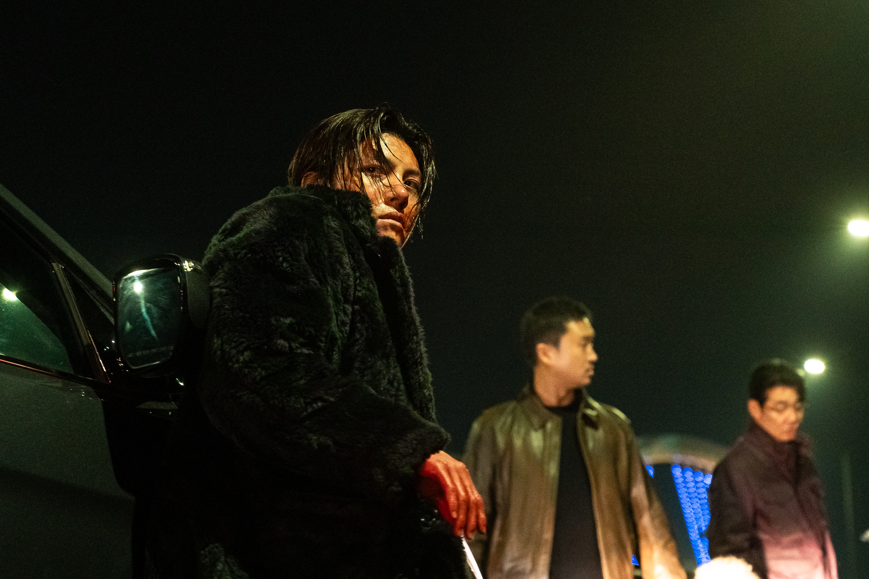 在《江南B-Side》中，池昌旭一改過去男神形象，化身江南皮條客尹吉晧，以頹廢造型和滿臉傷疤的形象突破以往。（Disney+提供）