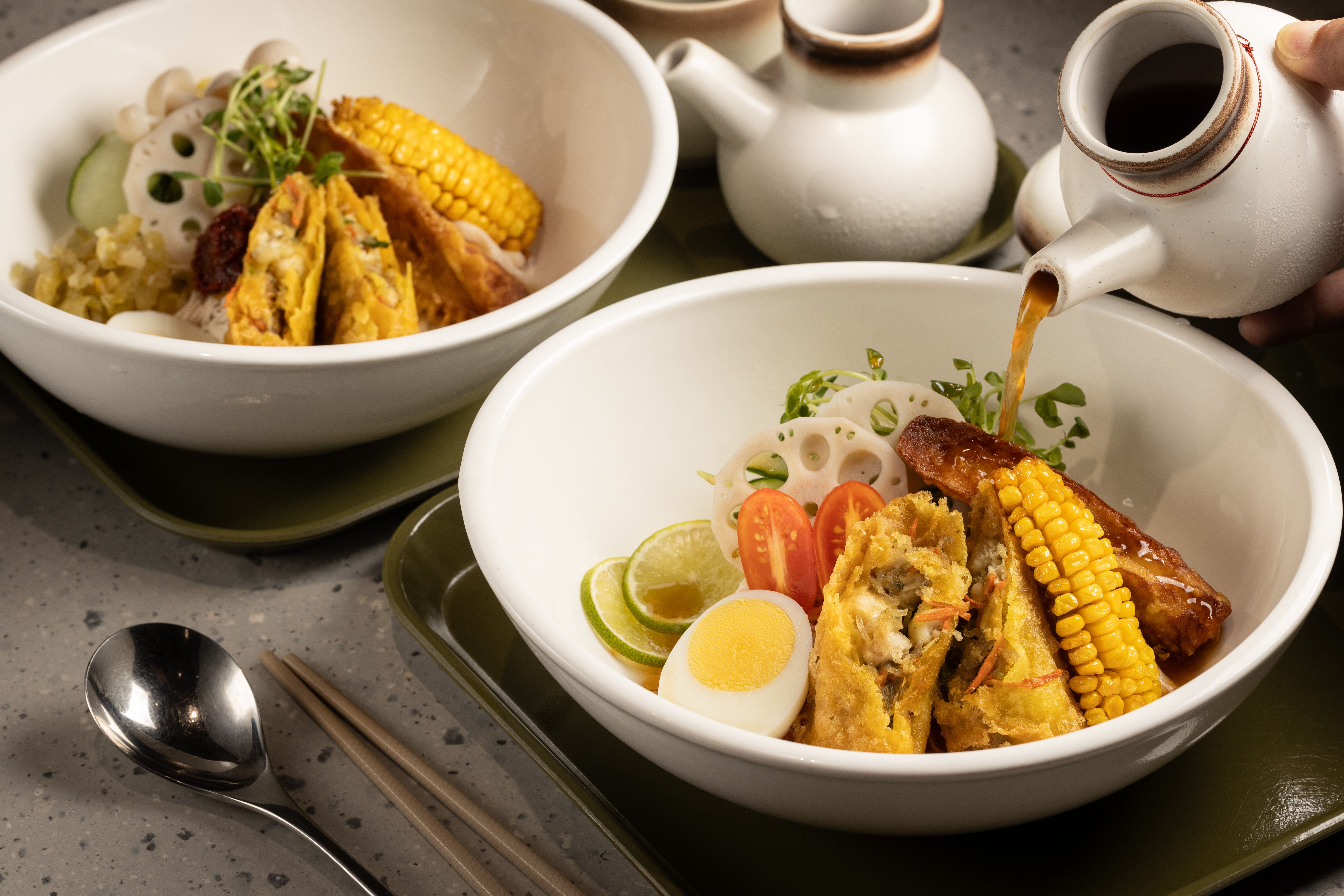 「湯湯酸菜魚製所」在夏天限定推出號稱低脂、低卡、減醣的「酸菜辣拌冷麵」與「冰釀番茄冷麵」。（皆220元／份）