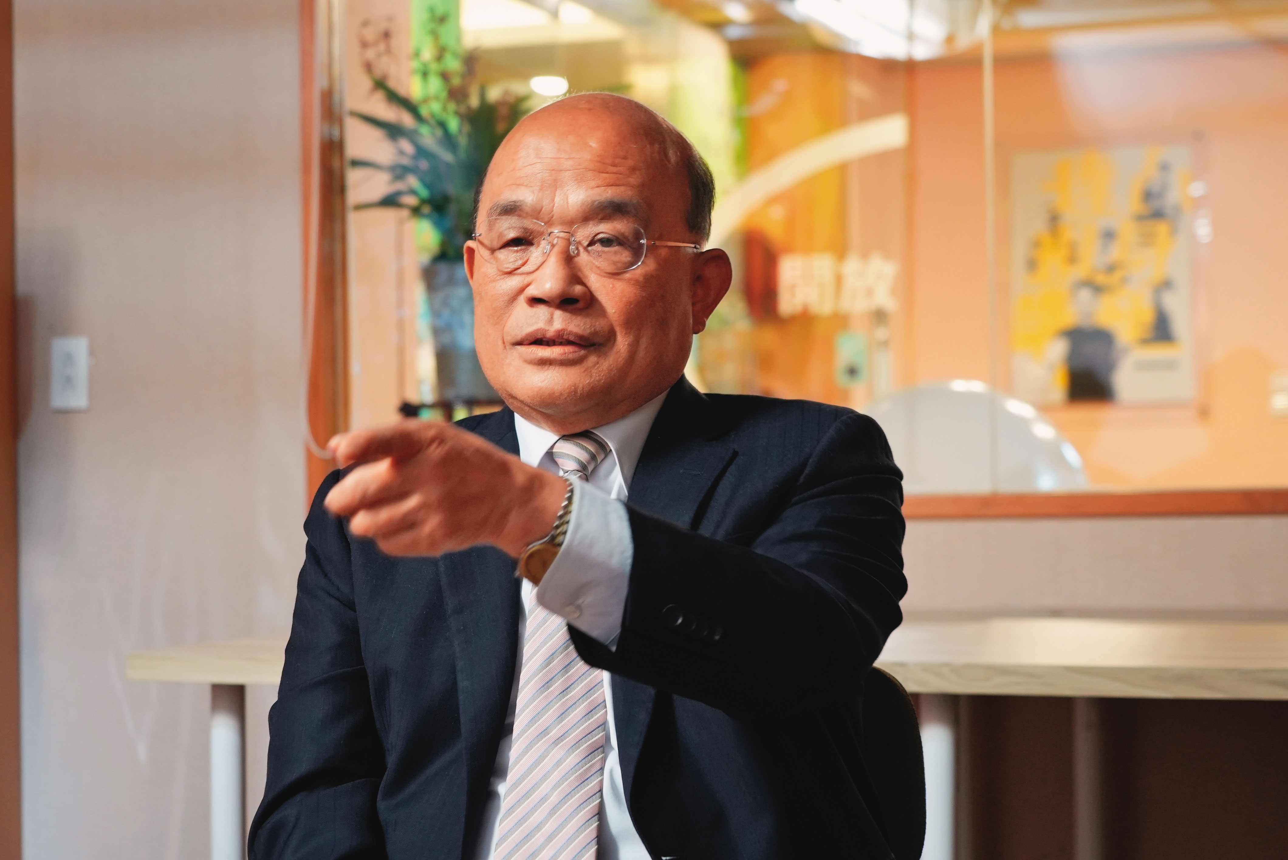 蘇貞昌接受紀錄片團隊專訪,肯定蔡英文「努力要當全民總統」。(翻攝《變局下的台灣》)