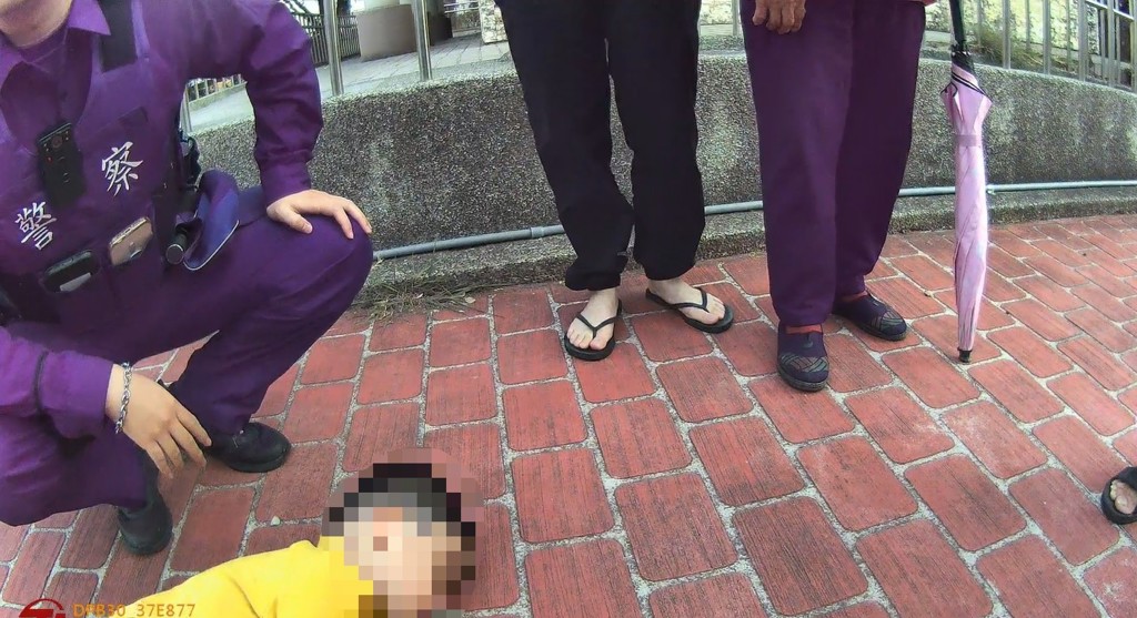 有民眾在台中南陽公園旁人行道發現3歲男童獨自在地上趴睡,通知警方前來處理。(翻攝畫面)