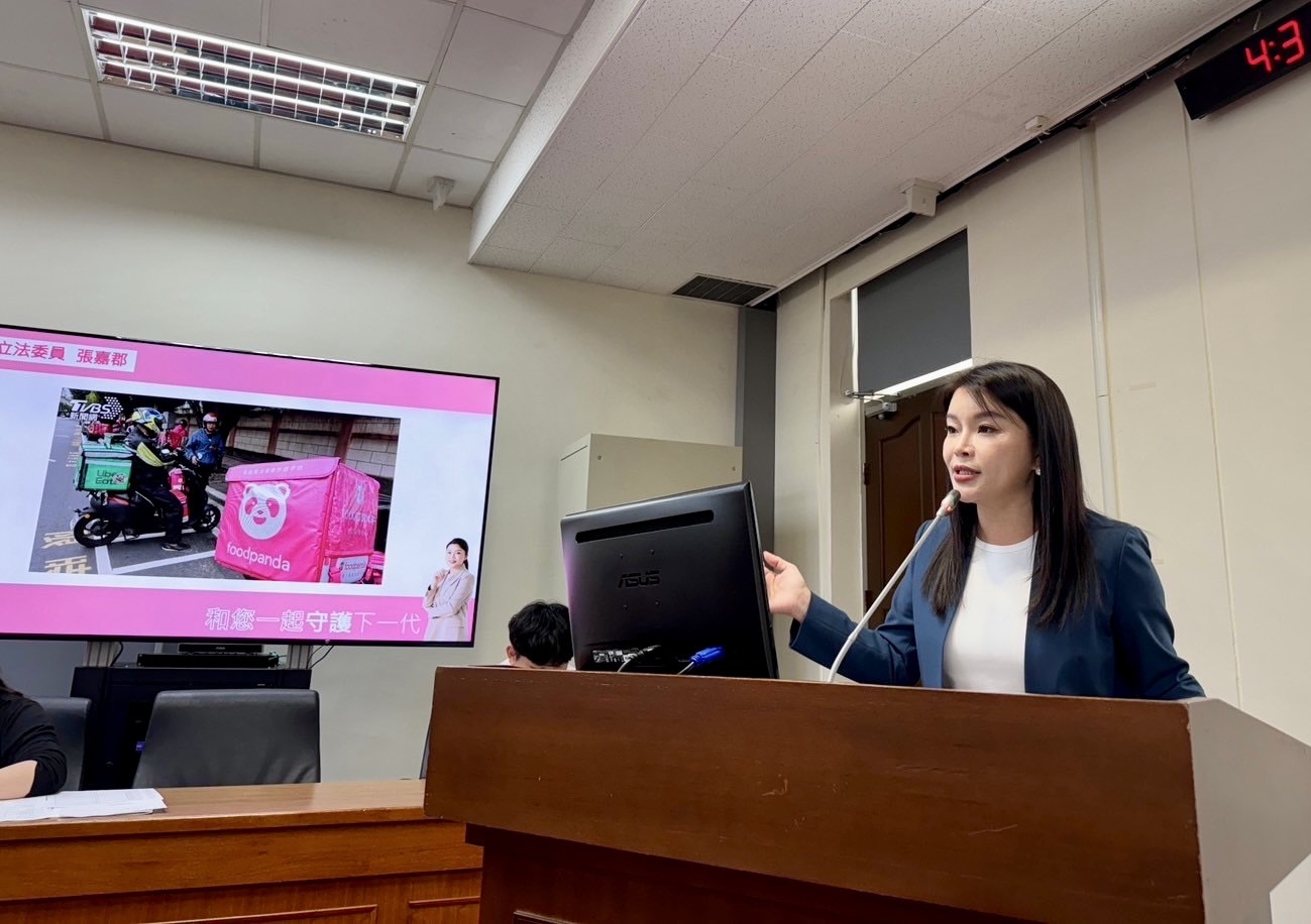 張嘉郡指出, 加入Uber One訂閱會員卻沒享有優惠,是否涉及廣告不實?(張嘉郡國會辦公室提供)