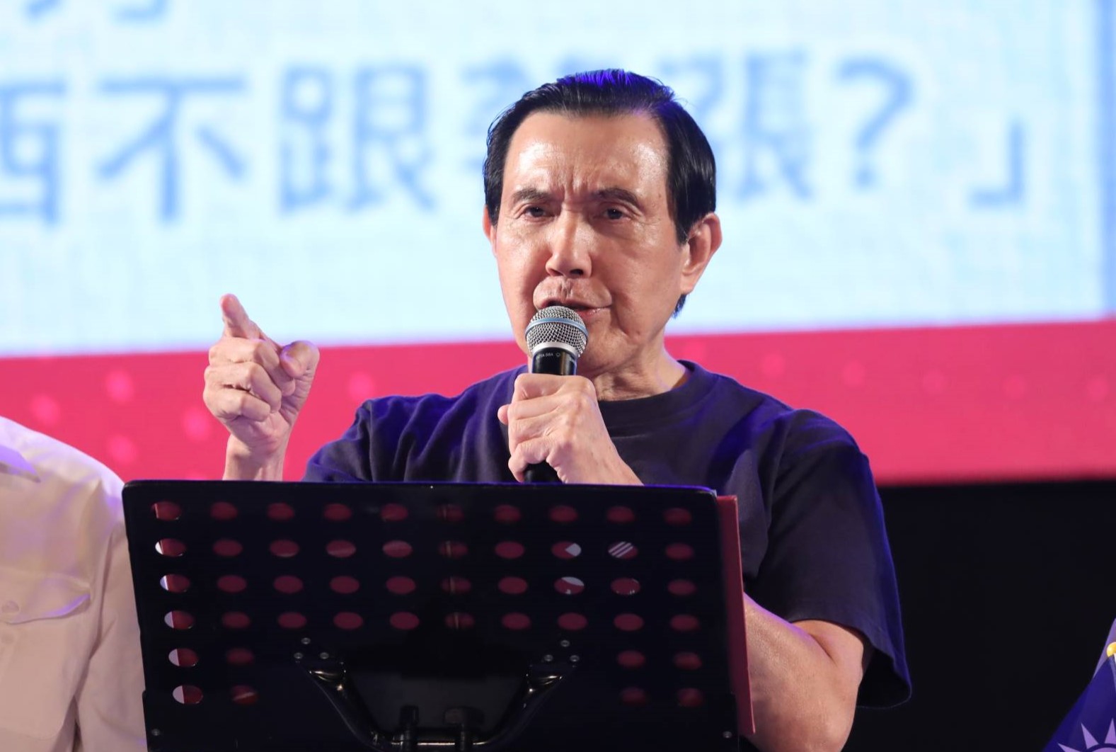 馬英九批賴清德主張「新兩國論」違反憲法，臨時不去國慶大典，綠委反酸，每個10月都是馬英九的崩潰月。（本刊資料照）