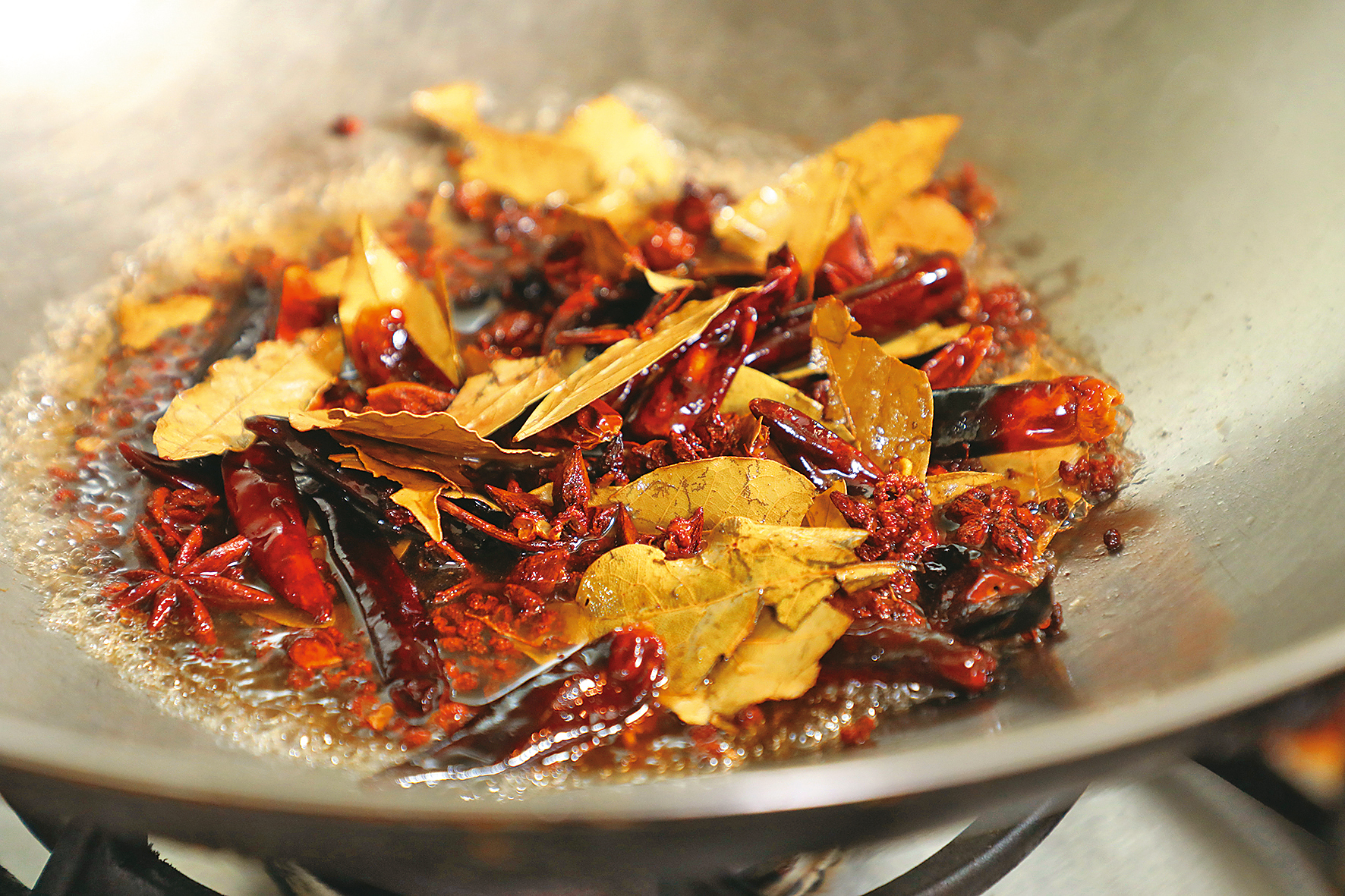 炒香花椒粒、乾辣椒、香葉（月桂葉）及八角，加水過濾後即得香料水。