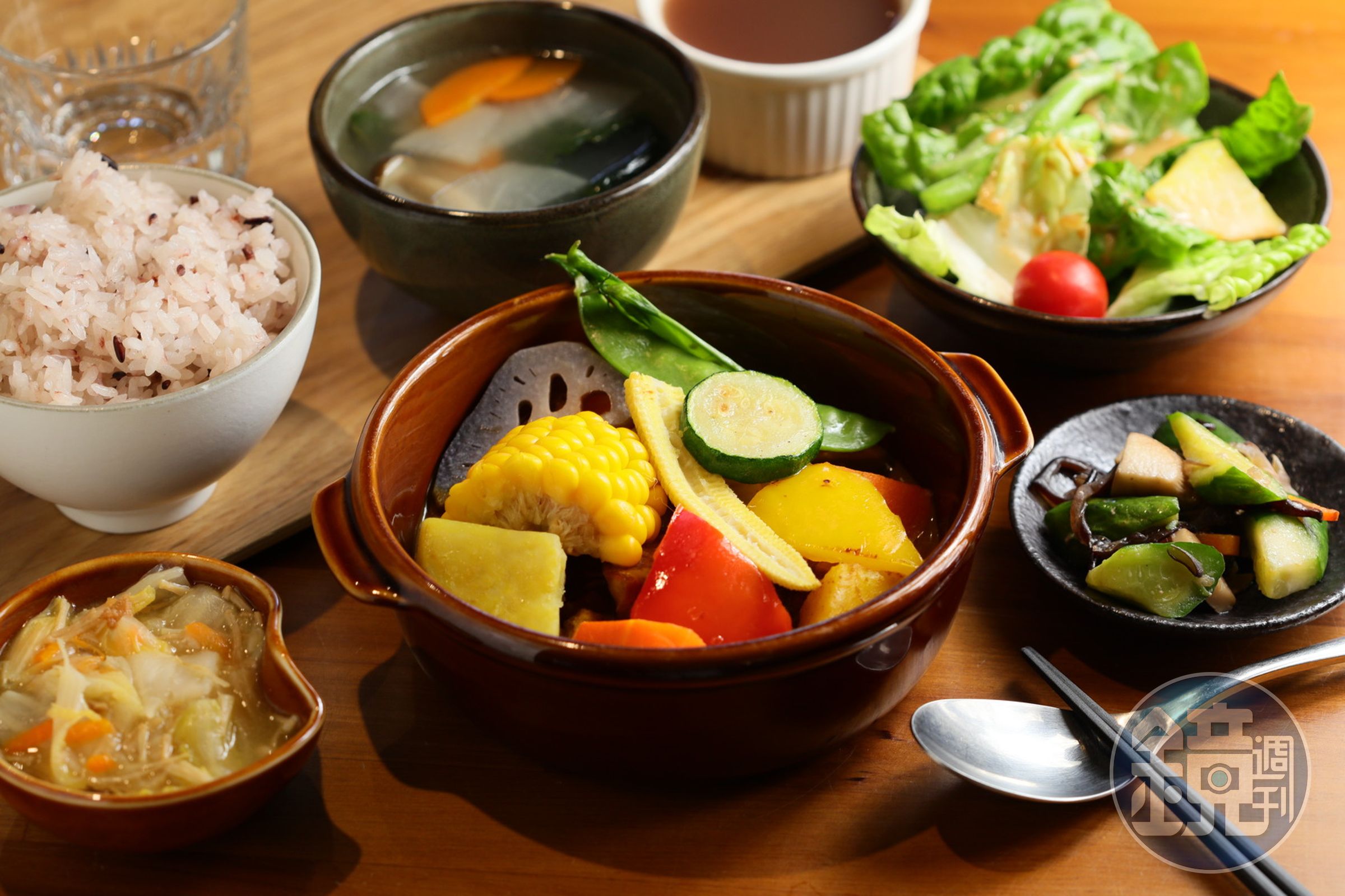 美虹姐的「香料咖哩雞」滿是當季時蔬，健康滿分。（360元／份）