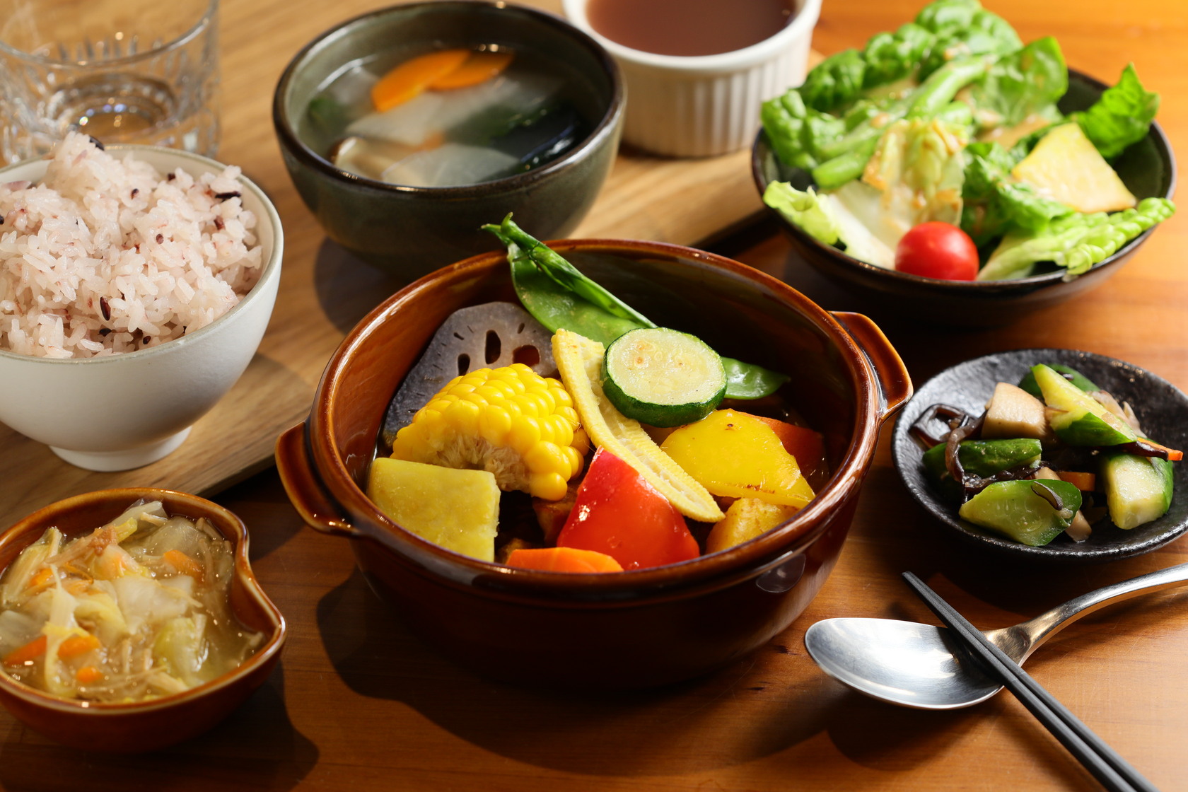 美虹姐的「香料咖哩雞」滿是當季時蔬，健康滿分。（360元／份）
