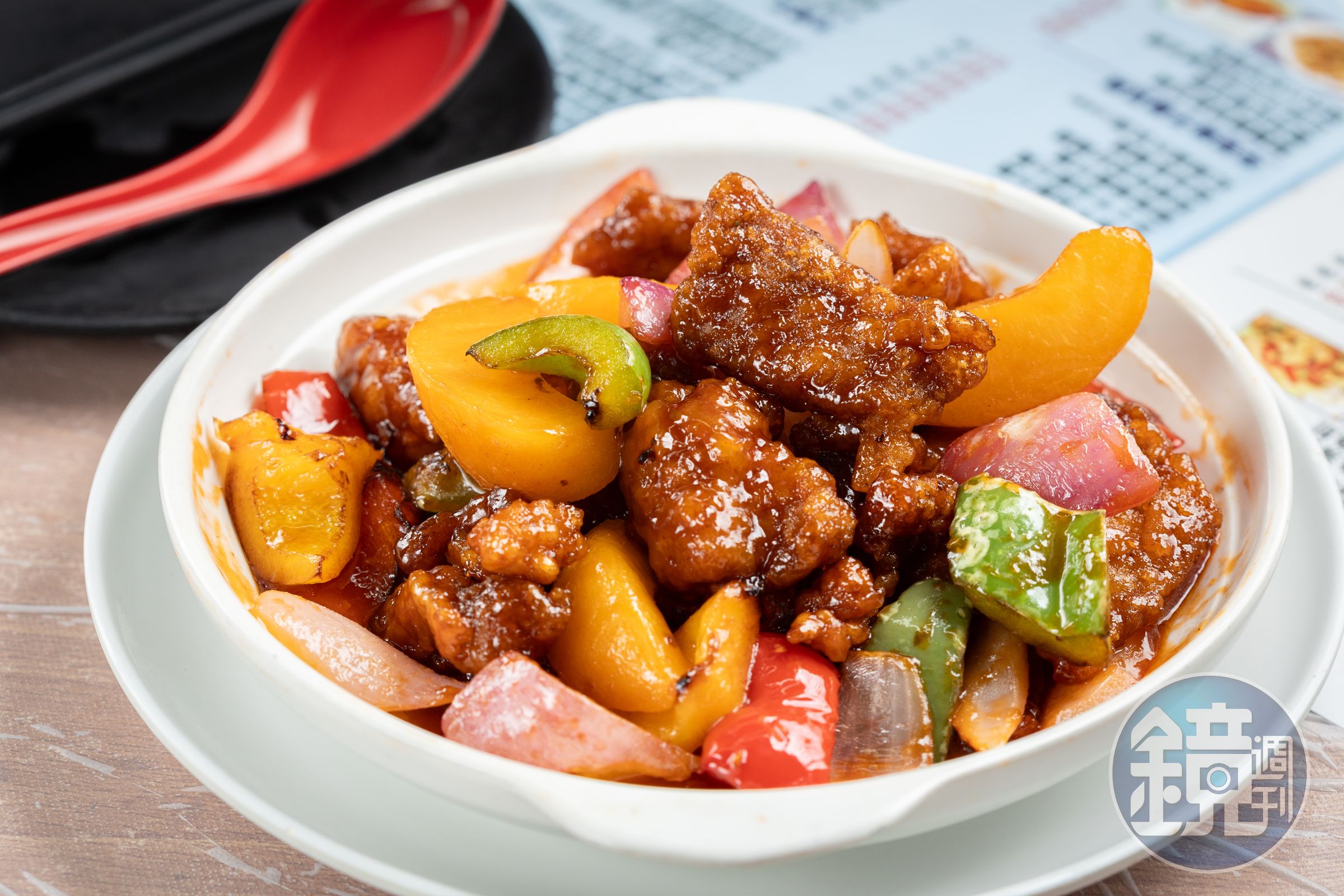 「蜜桃拔絲真咕咾肉」將酥炸豬肉塊裹上酸甜醬汁，並改以蜜桃入饌，清新解膩。（港幣88元／份，約NT$336）