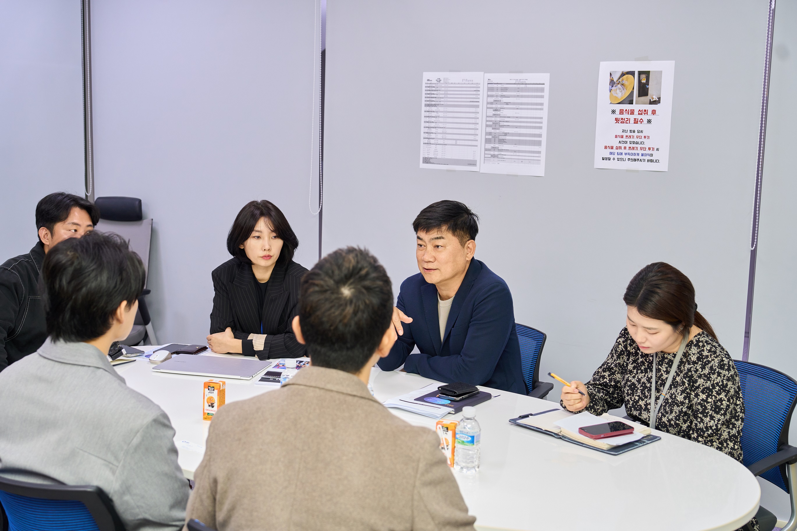 SBS Medianet 的 CEO執行長 LEE SANG SU（李相秀）與天空娛樂創辦人大剛、執行長于傳勇互相交流。（天空娛樂提供）