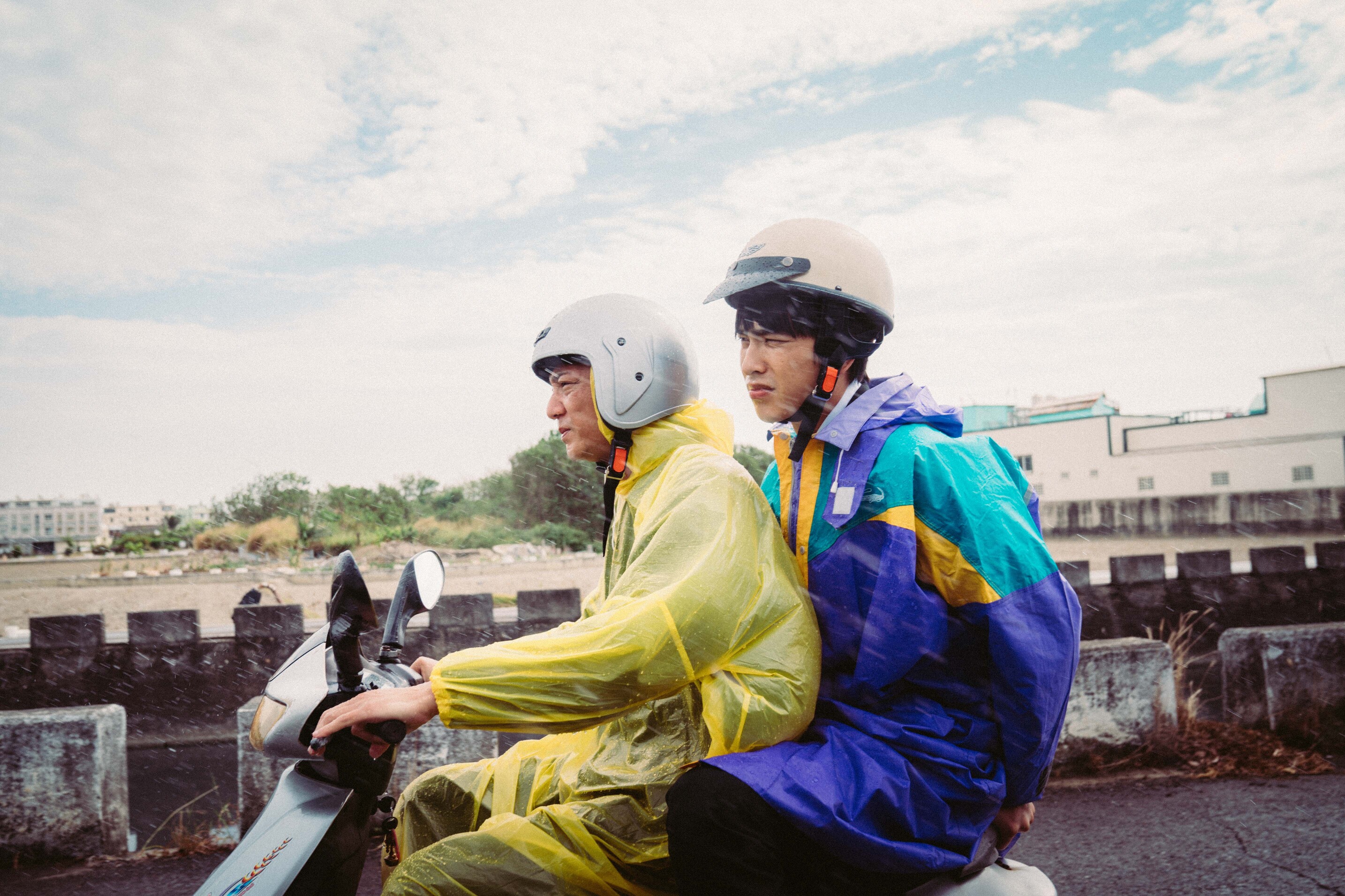 官方社群無預警公開未播片段，「藍葦華（左）雨中接兒子曾敬驊（右）」影片掀起熱議。（牽猴子提供）
