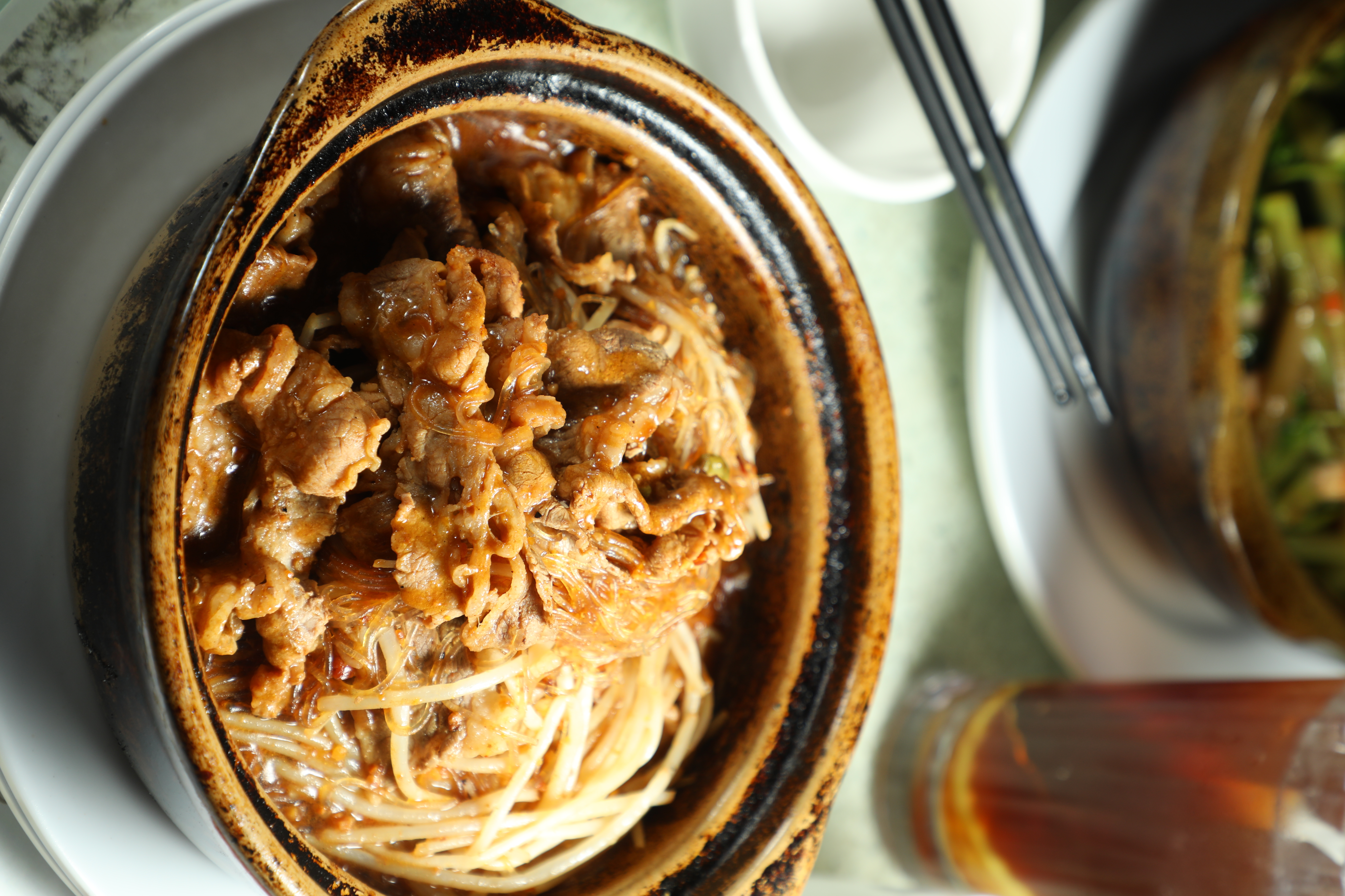 「沙嗲粉絲肥牛煲」每一口粉絲與肉片都飽含濃郁沙嗲香氣。（港幣118元／份，約NT$451）