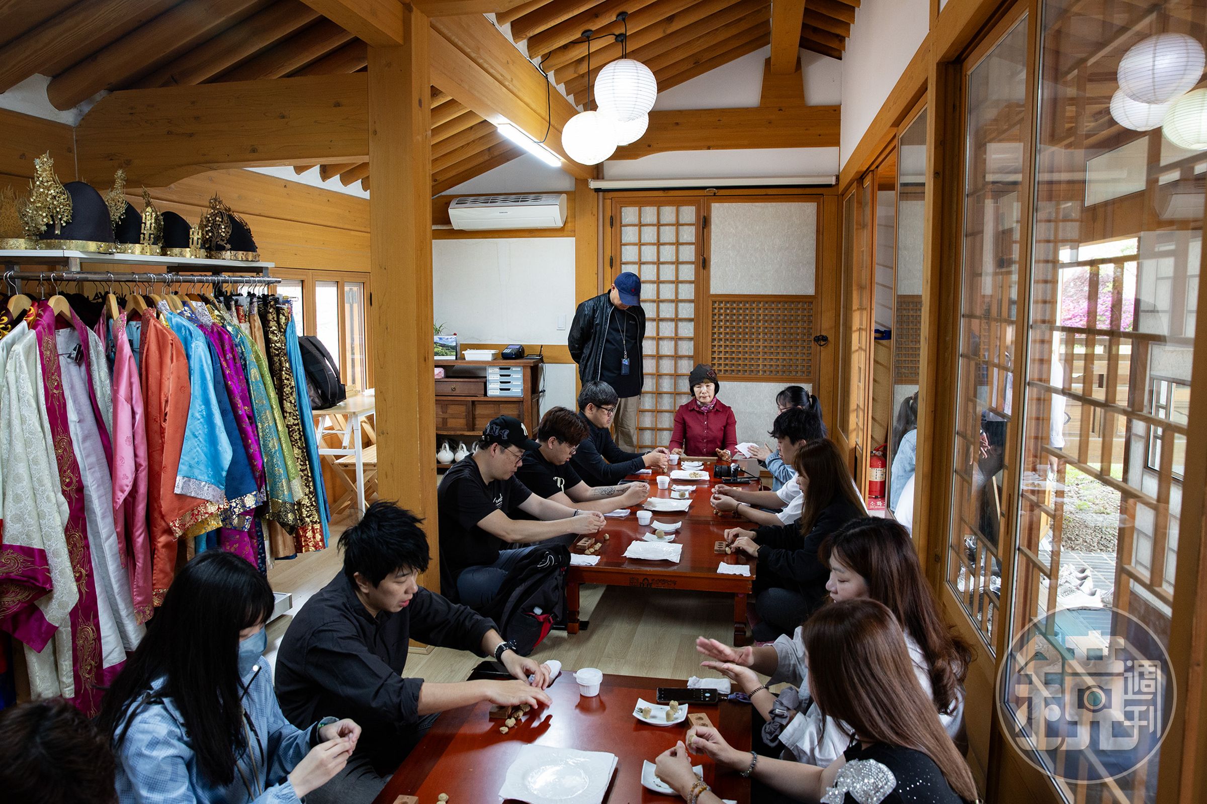 早晨在韓屋村體驗手工栗子韓菓製作,用雙手揉捏出帶有天然栗香的精緻茶食。