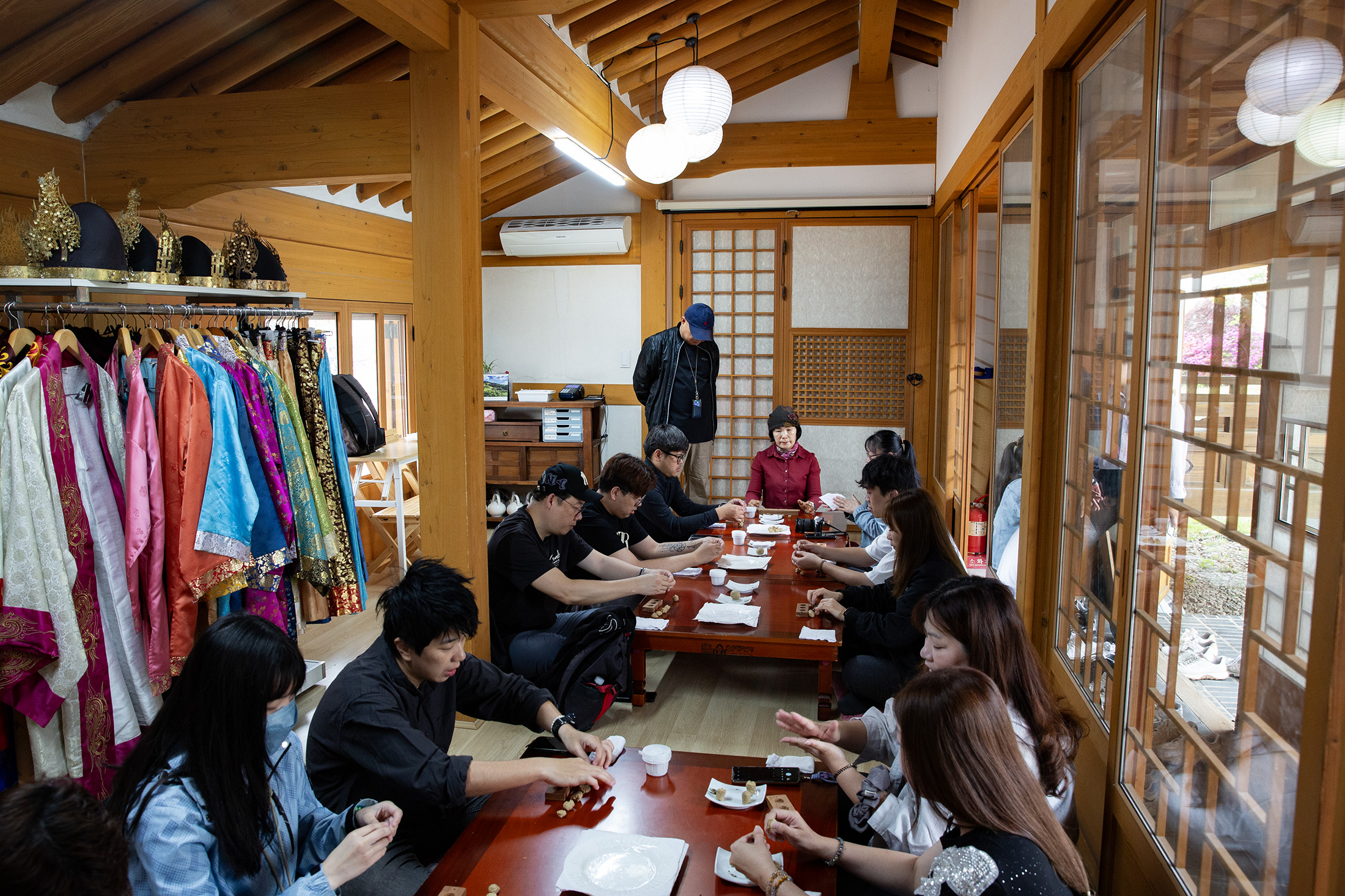 早晨在韓屋村體驗手工栗子韓菓製作，用雙手揉捏出帶有天然栗香的精緻茶食。