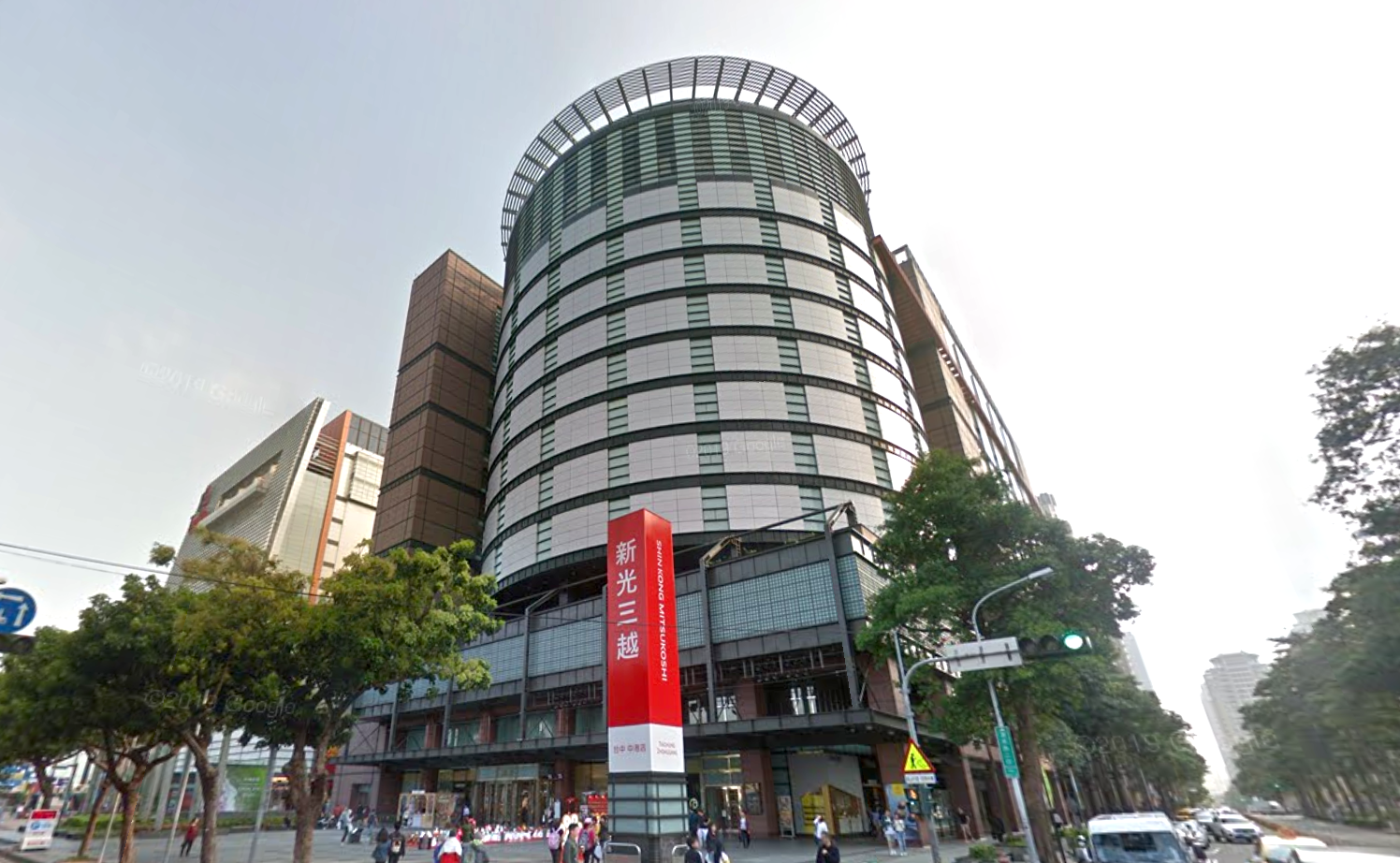 台中新光三越10樓餐廳,傳出店員將鬆餅糖粉誤灑成小蘇打粉,導致顧客食用後身體不適送醫。(翻攝Google Maps)