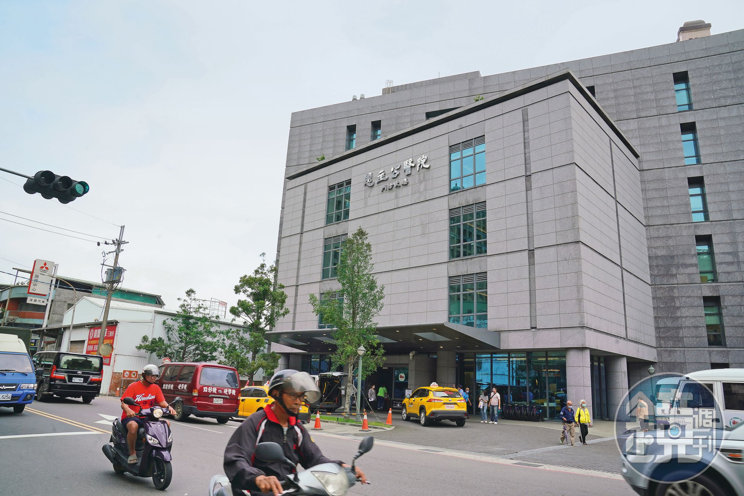 警方最後在新北三峽恩主公醫院(圖)停車場,發現2名死者的屍體。