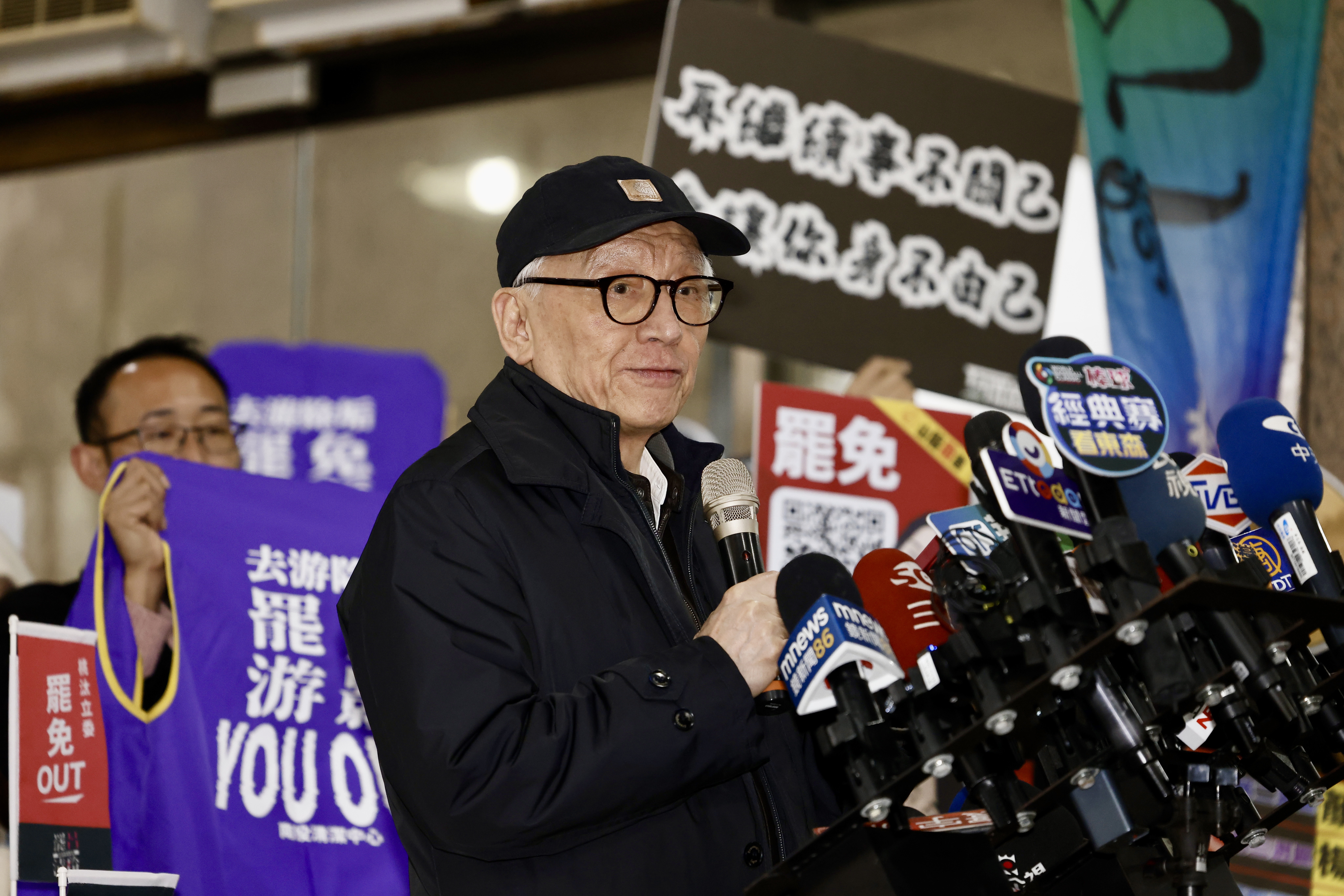 前聯電董事長曹興誠遞交19案罷免送件（18案立委、1案縣市長）。
