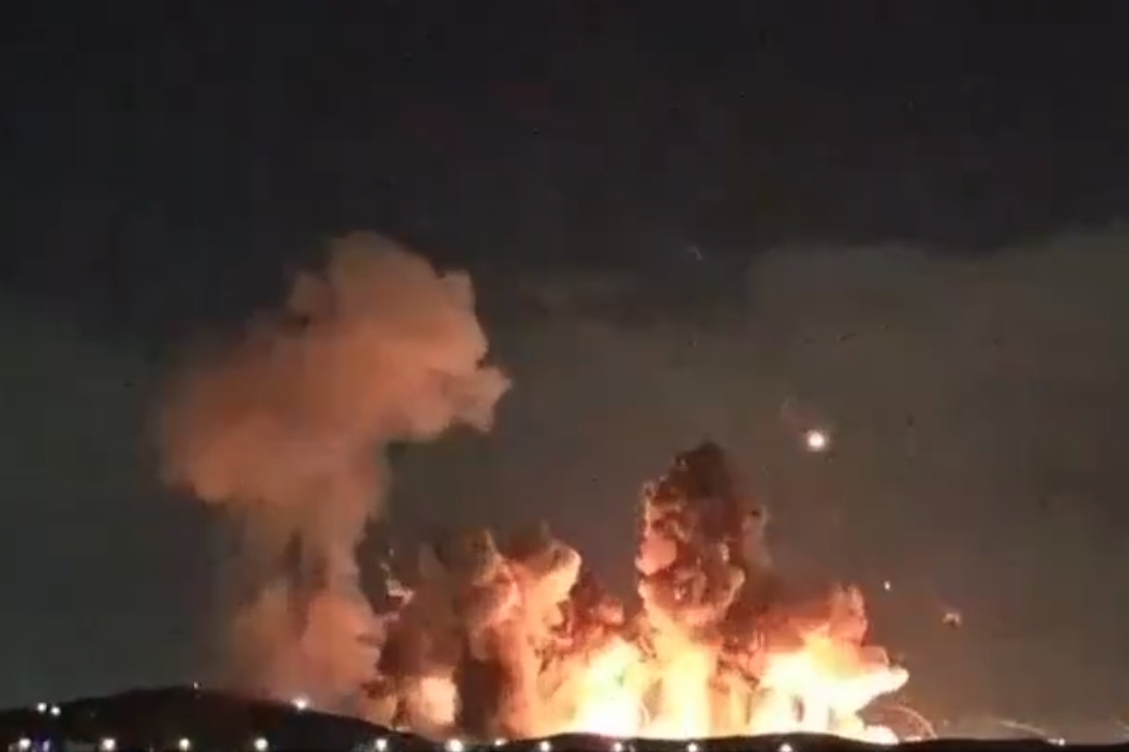 在美、以軍事打擊後,伊朗伊斯法罕發生劇烈爆炸。(翻攝自川普真實社群)