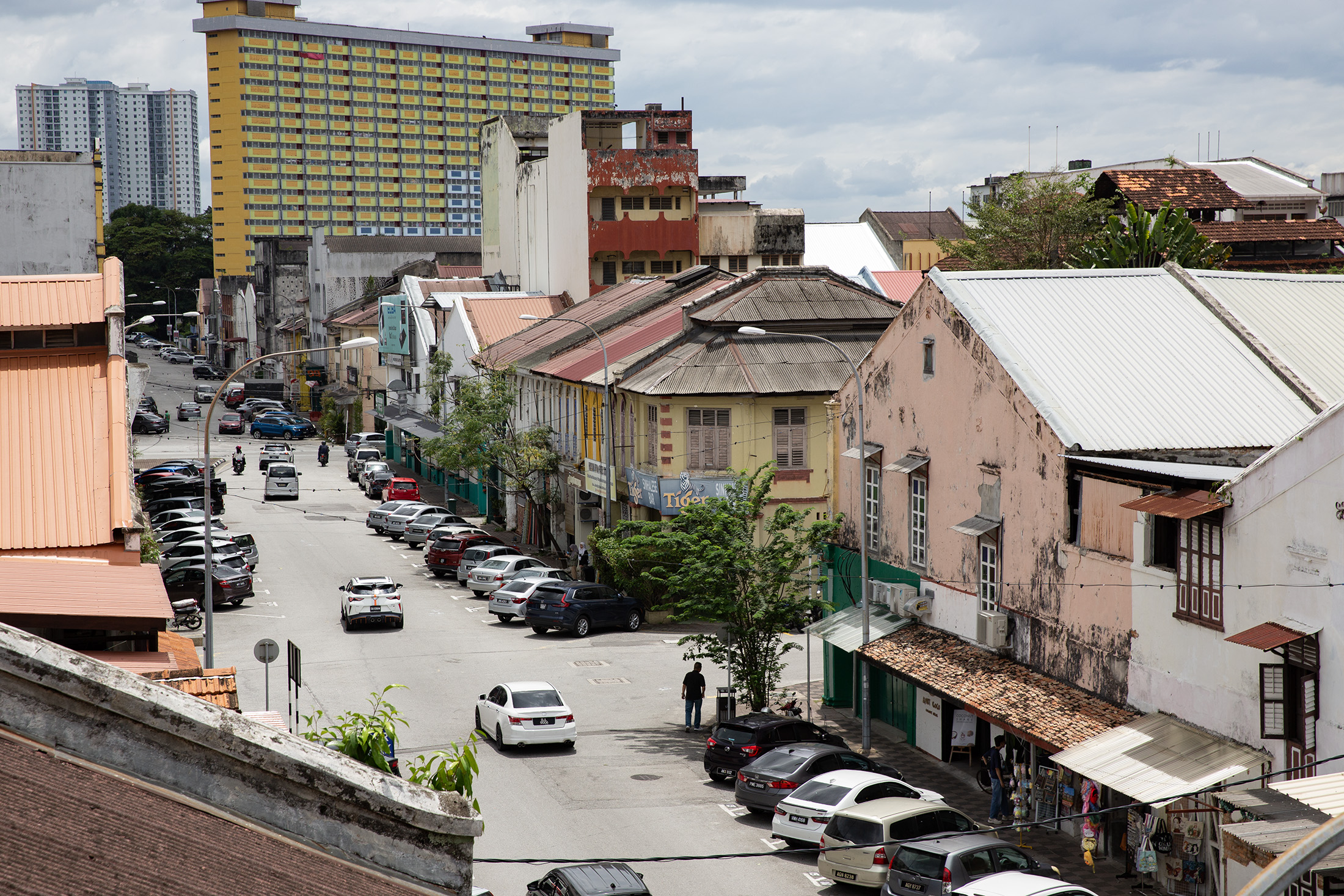 怡保是一座充滿魅力的城市，將歷史、文化、美食和自然景觀完美地結合在一起。