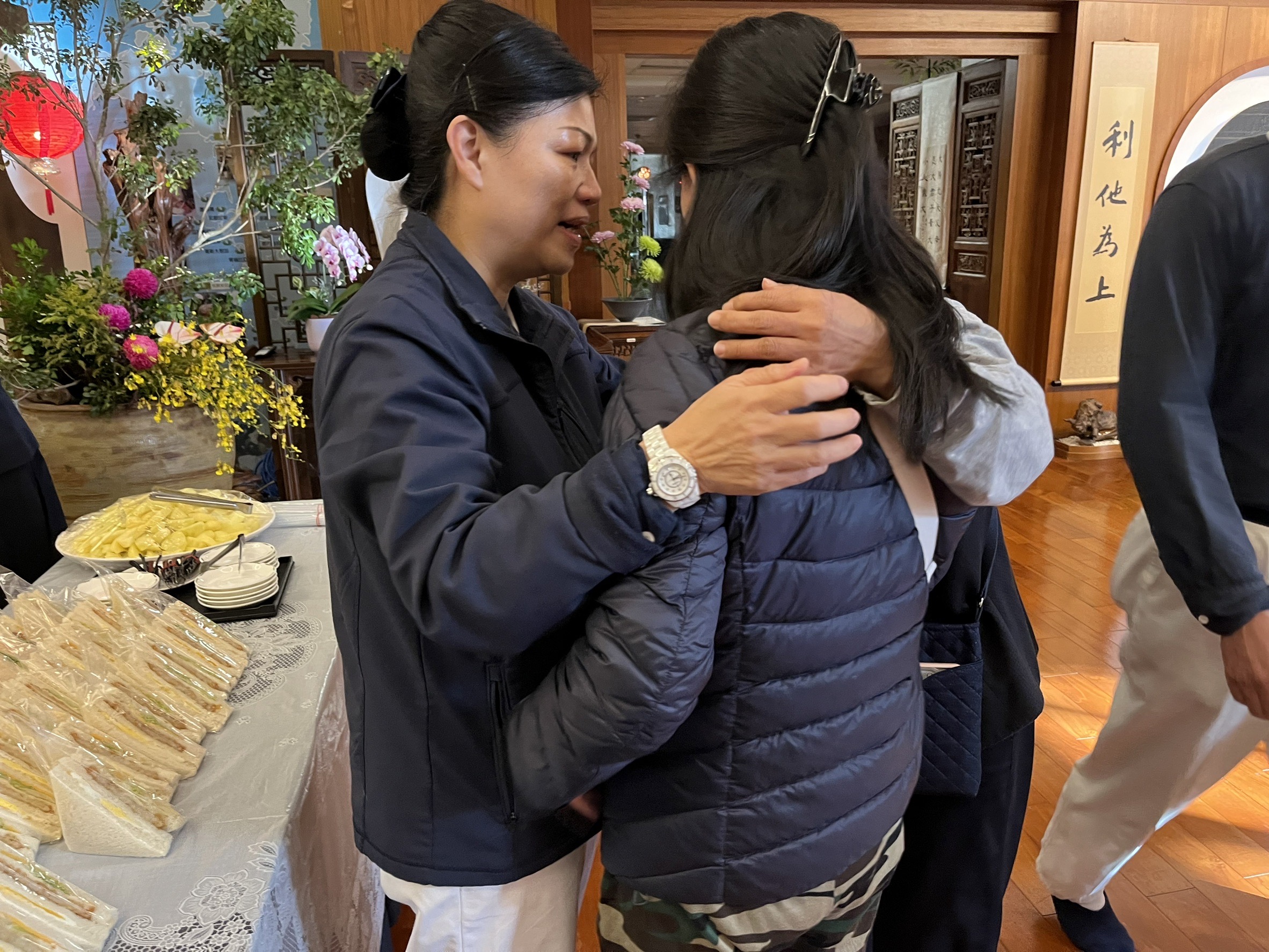 慈濟志工給予災民人道關懷。(慈濟基金會提供)
