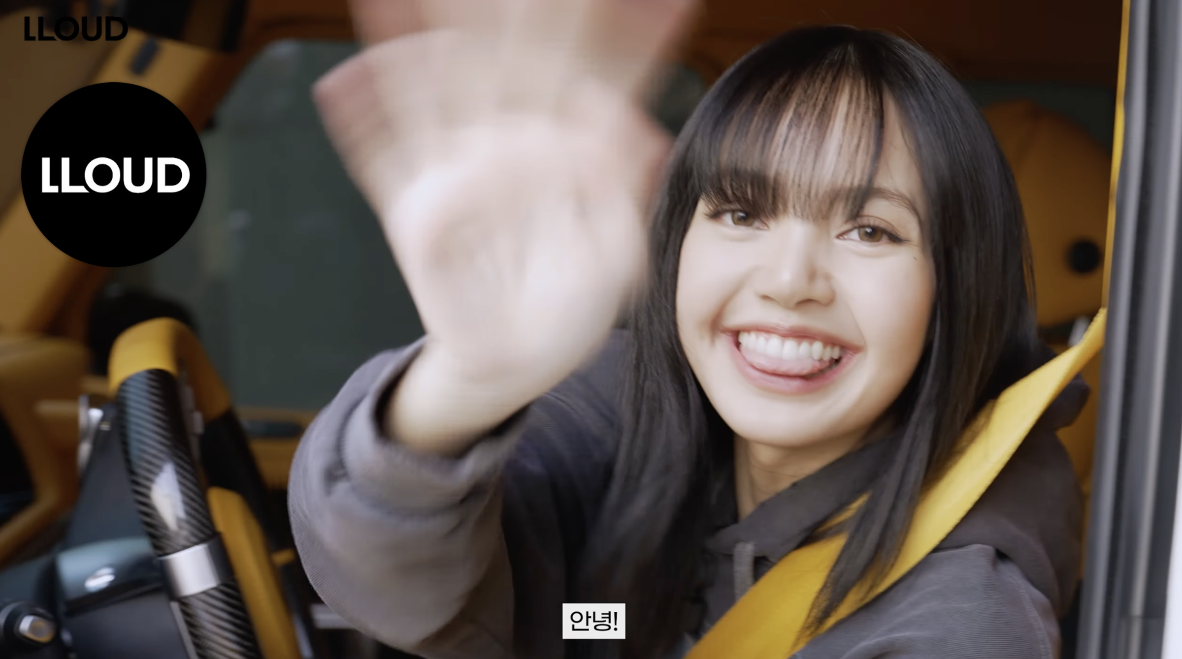 Lisa開著她的大G愛車,內裝都是她最愛的黃色。(截圖自LLOUD Official YT)