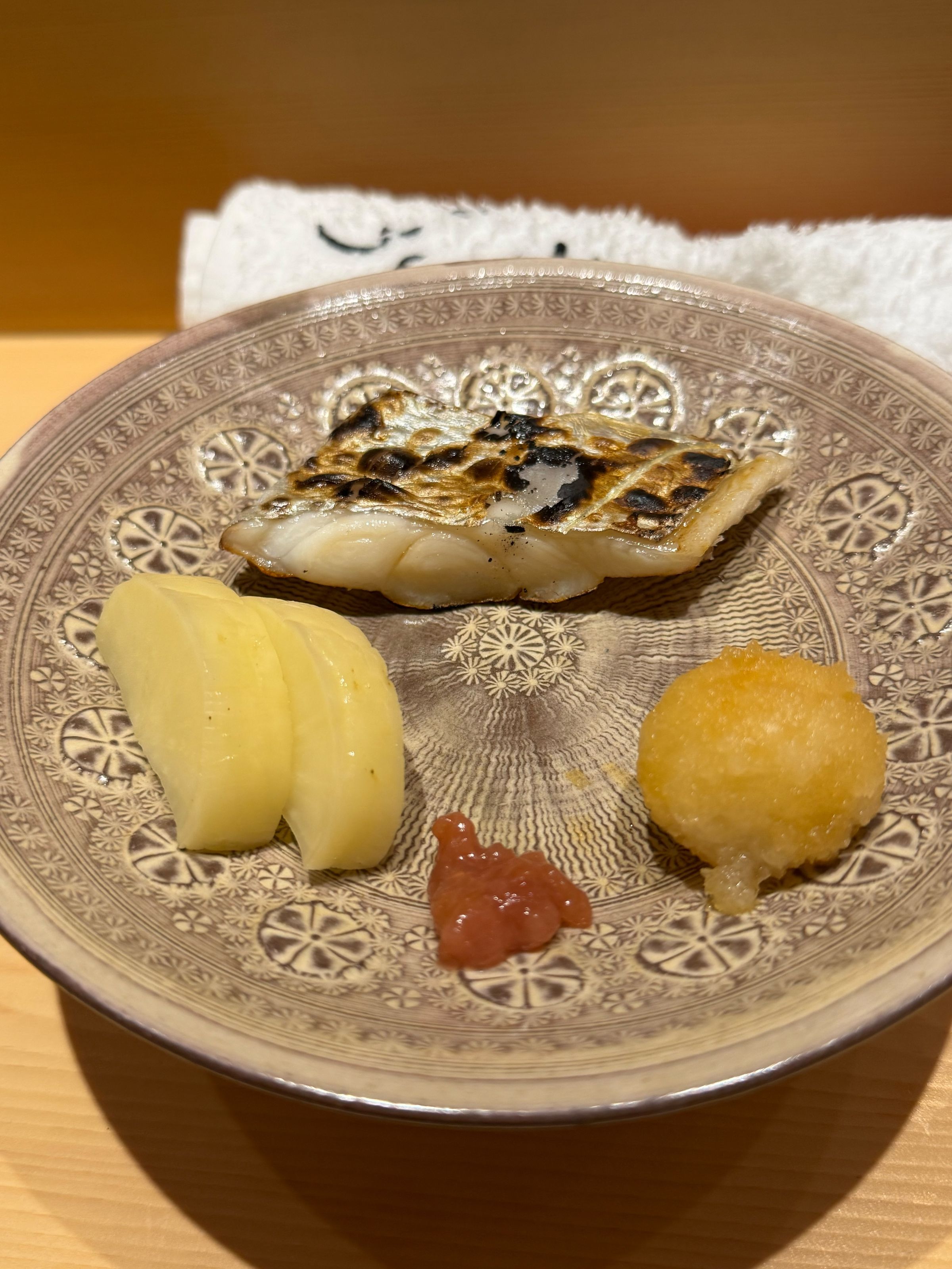裴社長大啖美味的壽司。（裴偉提供）