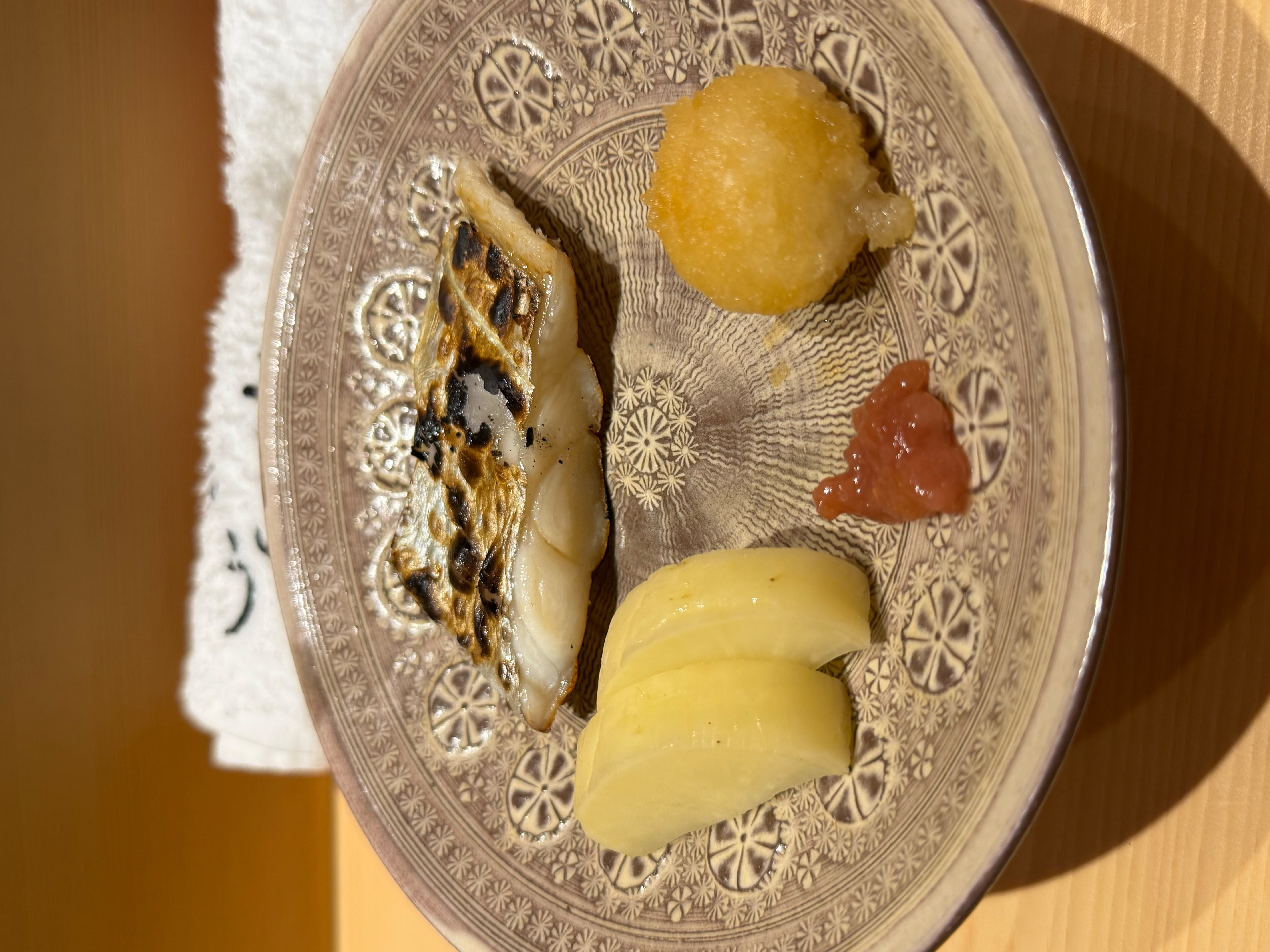 裴社長大啖美味的壽司。(裴偉提供)