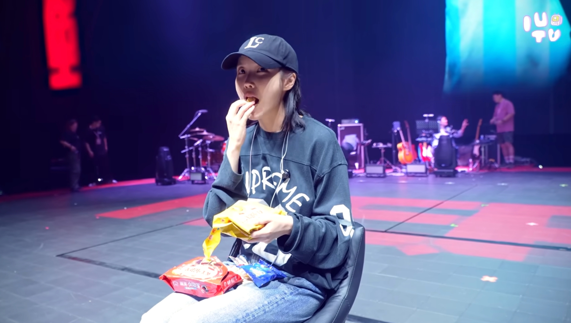 IU彩排時吃小泡芙,一口接一口停不下來。(截圖自IU Official YT)