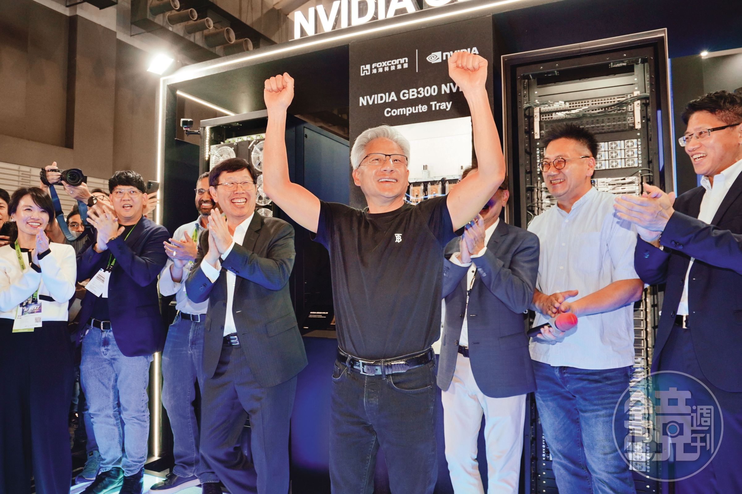 黃仁勳到電腦展參觀，鴻海董事長劉揚偉親自接待。