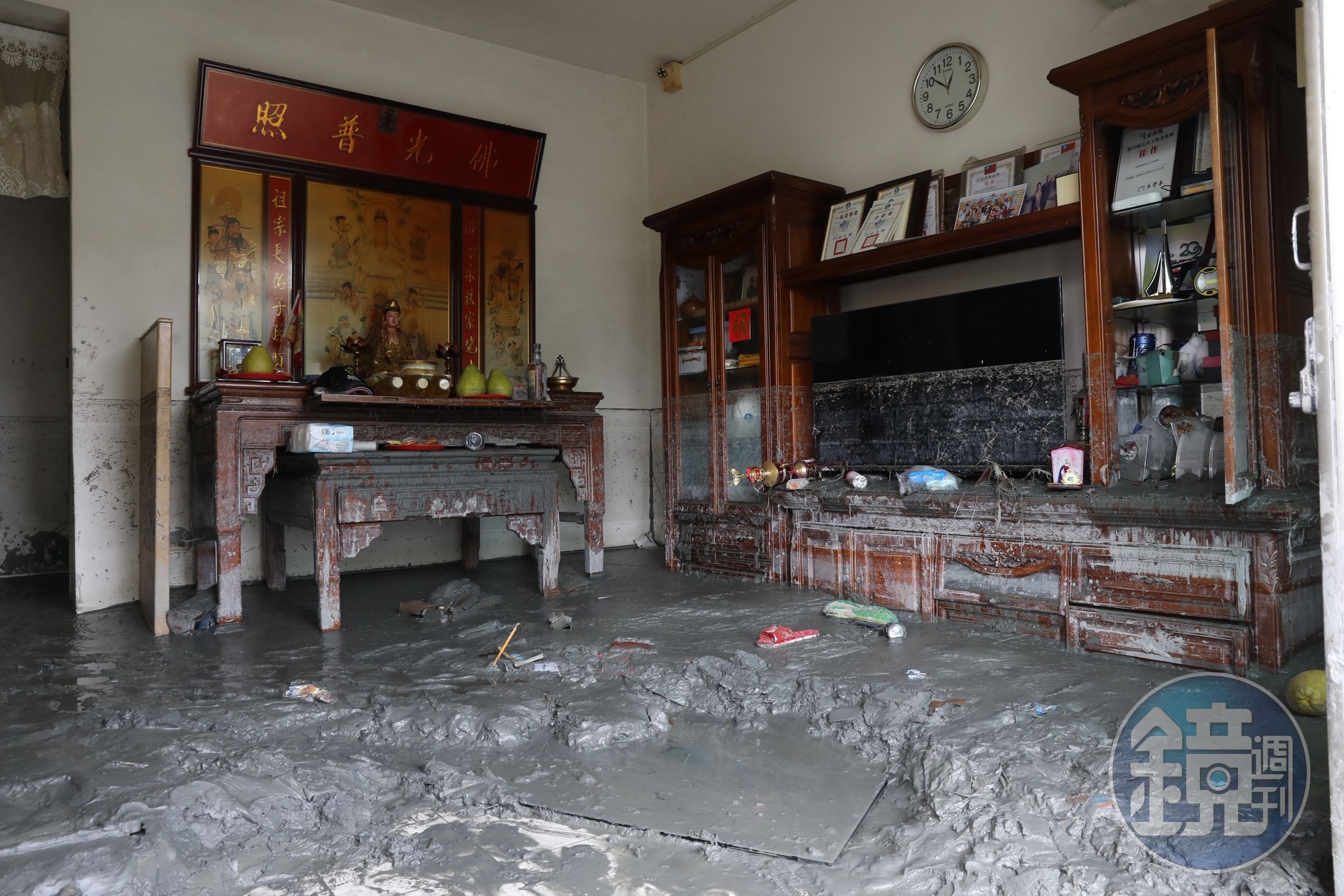 堰塞湖溢流洪水退去後,大量的淤泥推積在居民家中,難以清理。