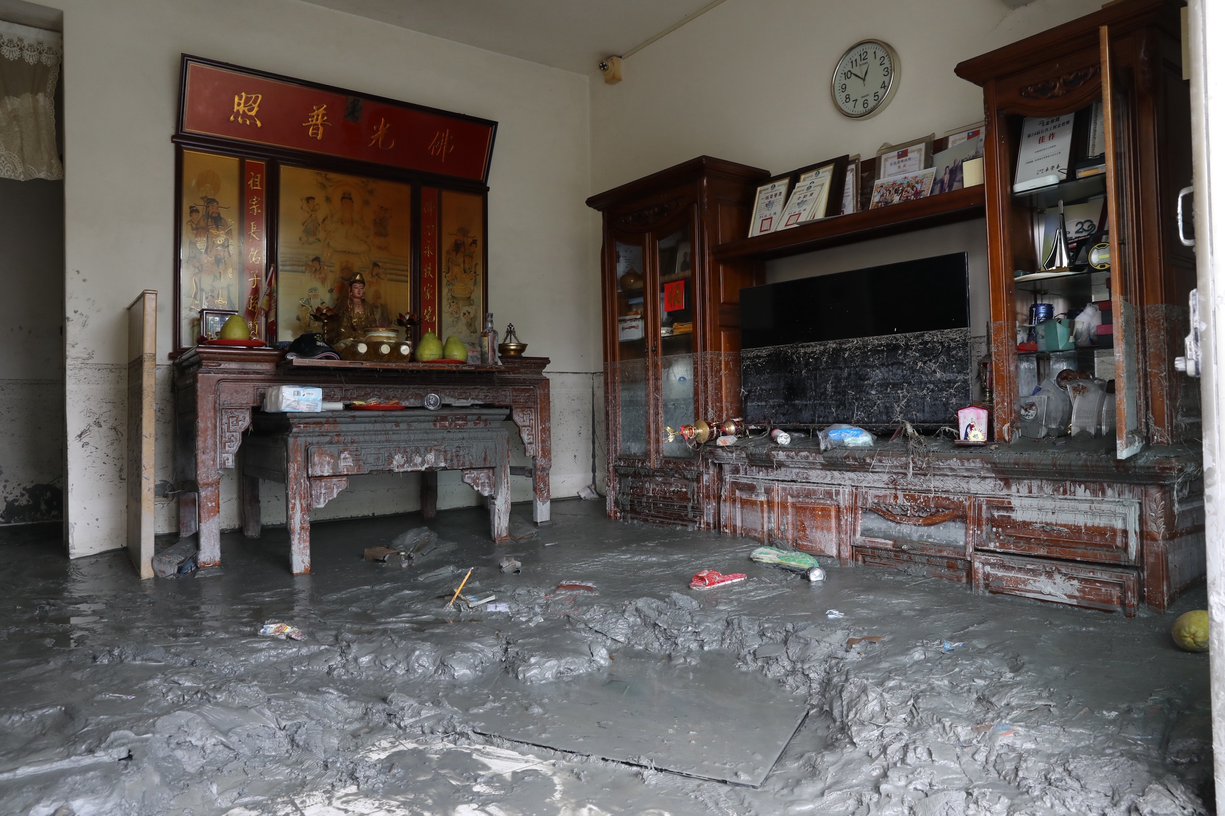 堰塞湖溢流洪水退去後，大量的淤泥推積在居民家中，難以清理。