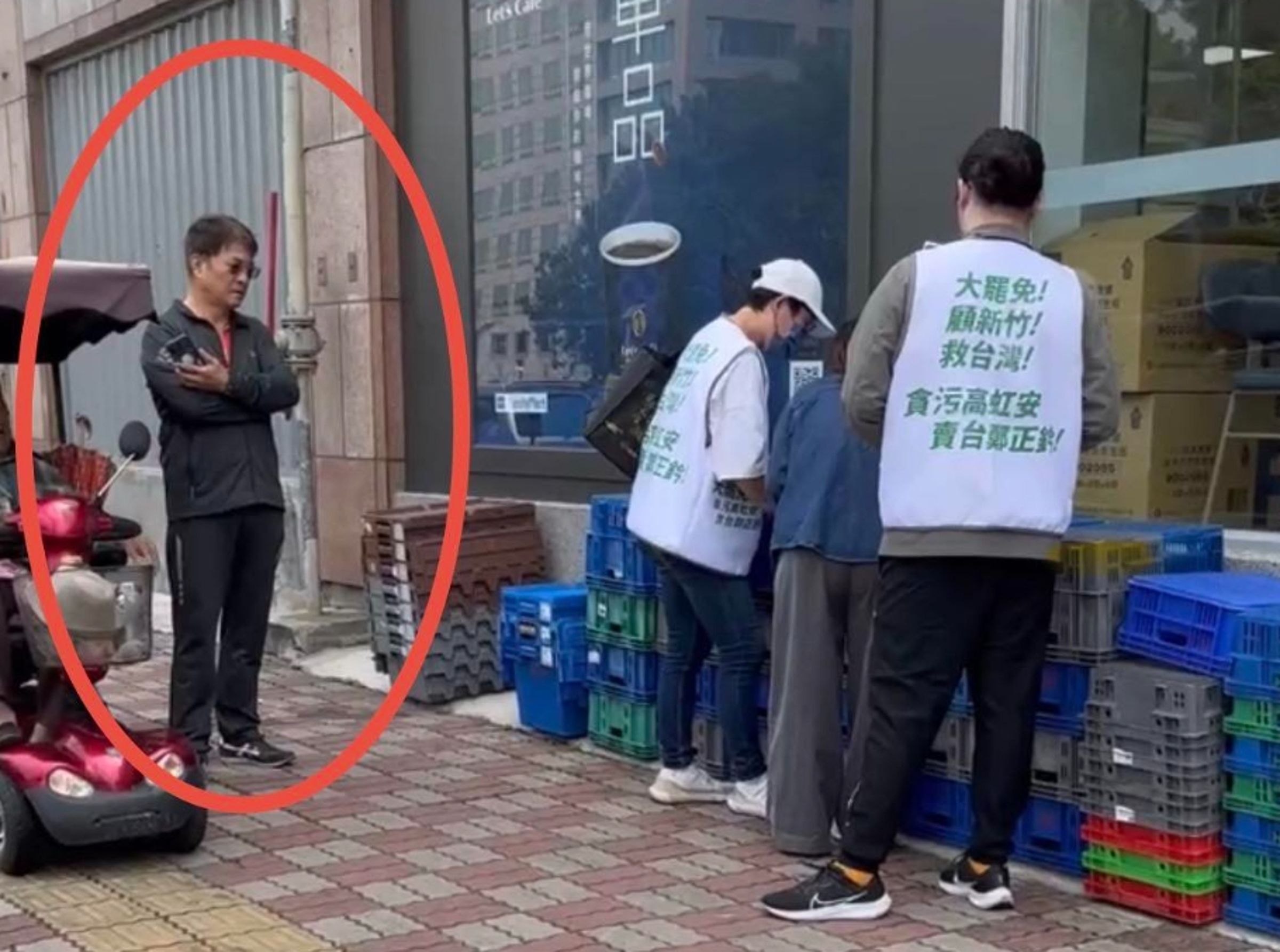 新竹市雙罷志工8日上午在新源市場進行罷免連署，傳遭到竹市武功里里長陳海鋒恐嚇與干擾。（翻攝自戴振博臉書）
