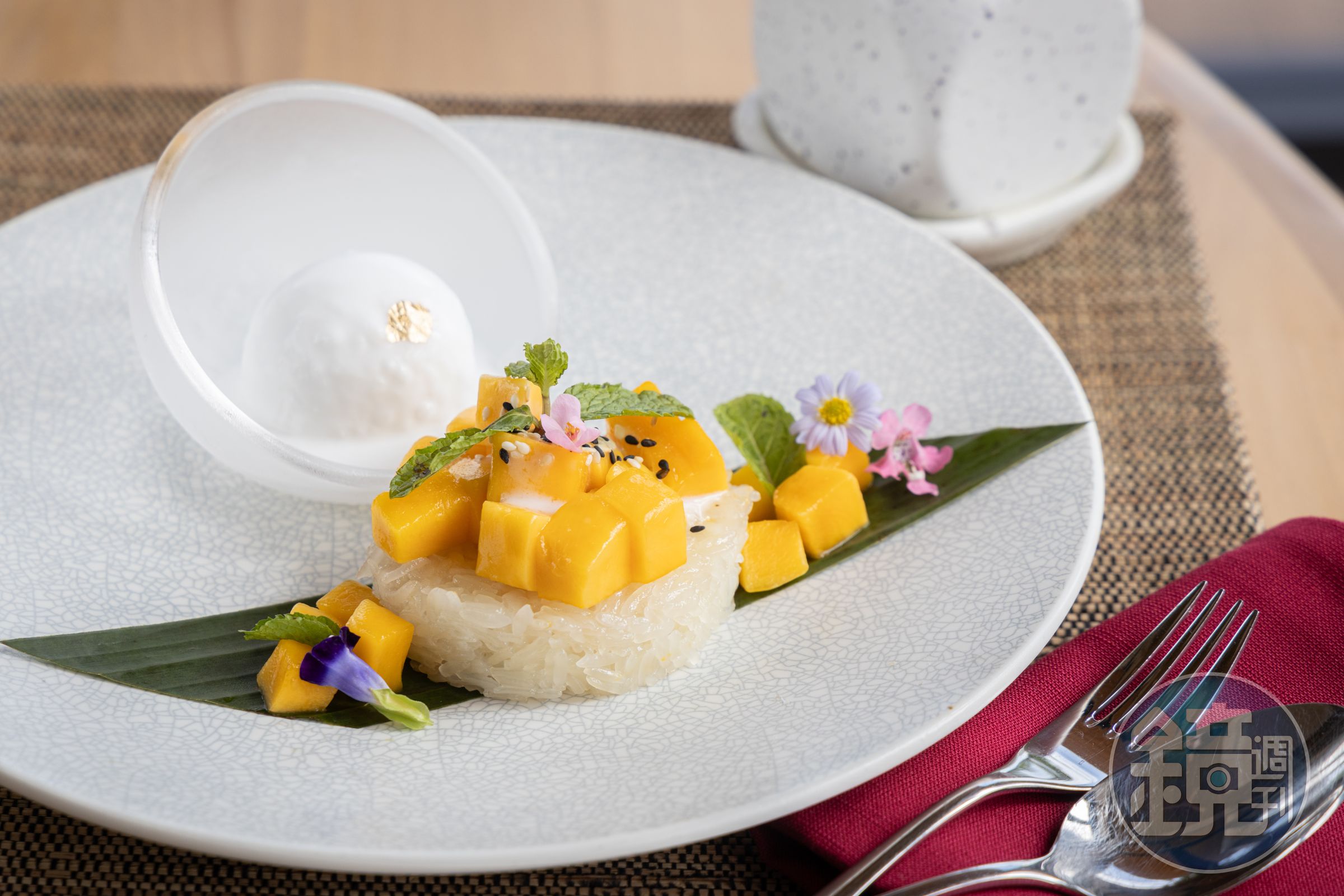 珊瑚餐廳的芒果糯米飯「MANGO STICKY RICE」多加了一球椰子冰淇淋。 (350泰銖/份,約NT$314)
