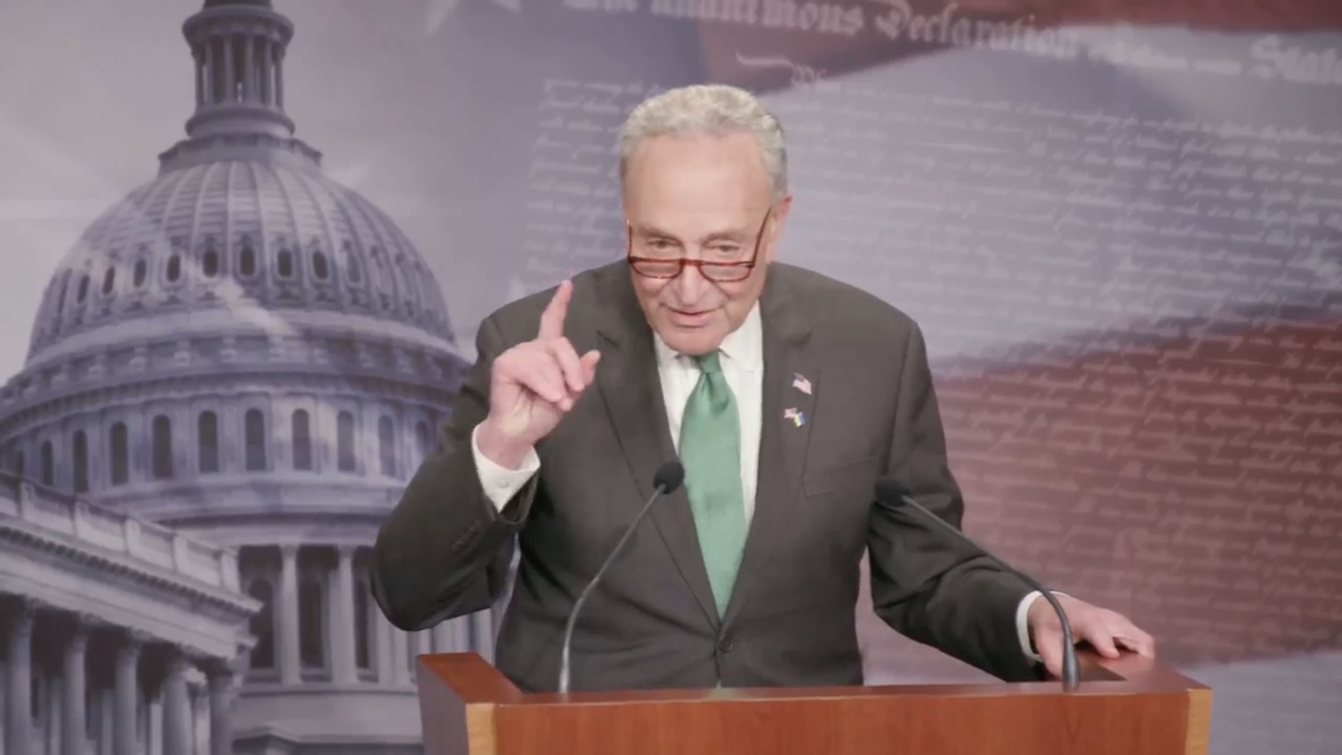 美國參議院23日通過一項價值破兆的法案，援助烏克蘭、以色列和印太地區，圖為美國參議院多數黨領袖舒默。（翻攝自Senator Chuck Schumer臉書）