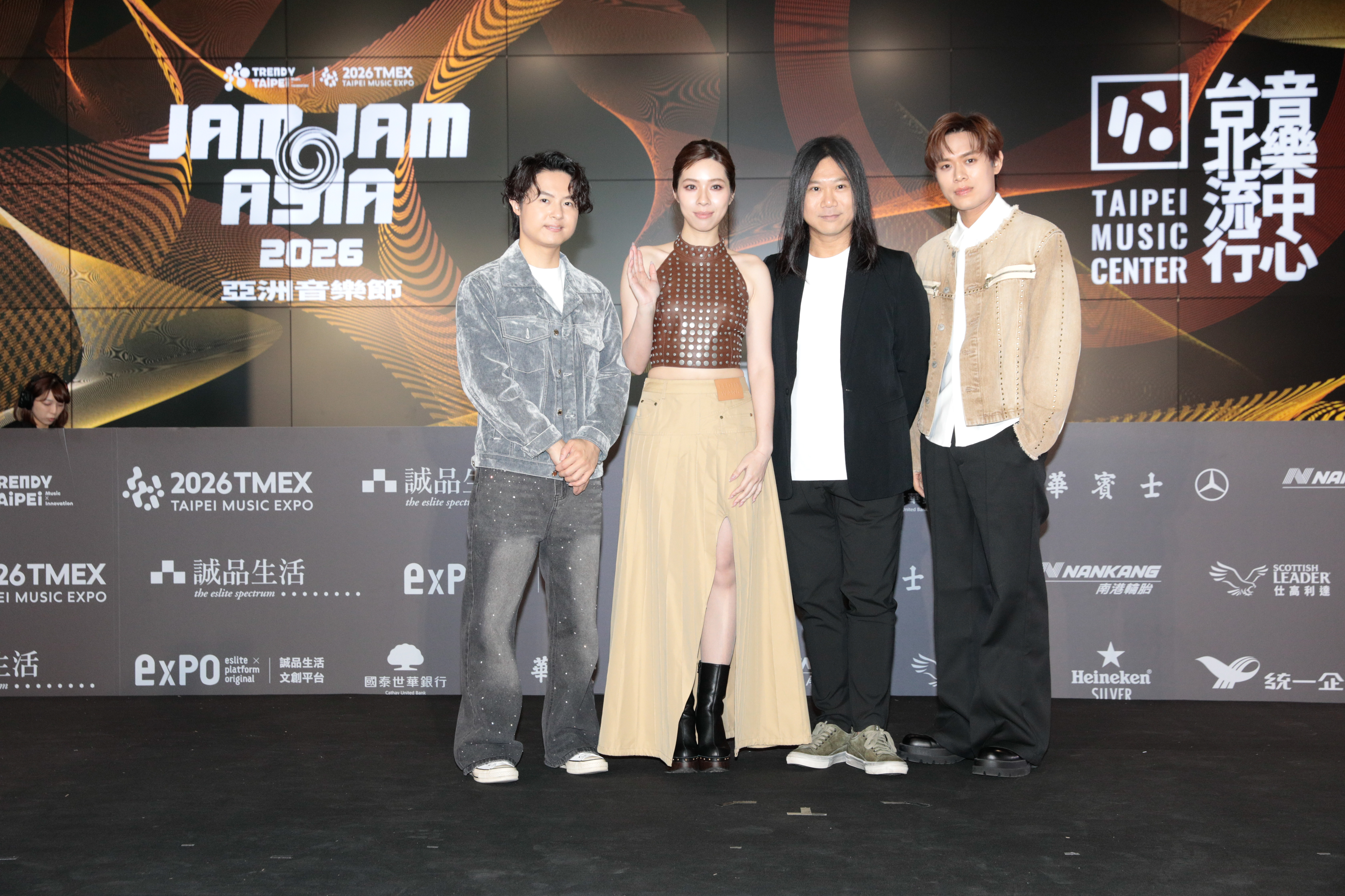 告五人 8 月 JAM JAM ASIA 聯手瑪莎組限定團。
