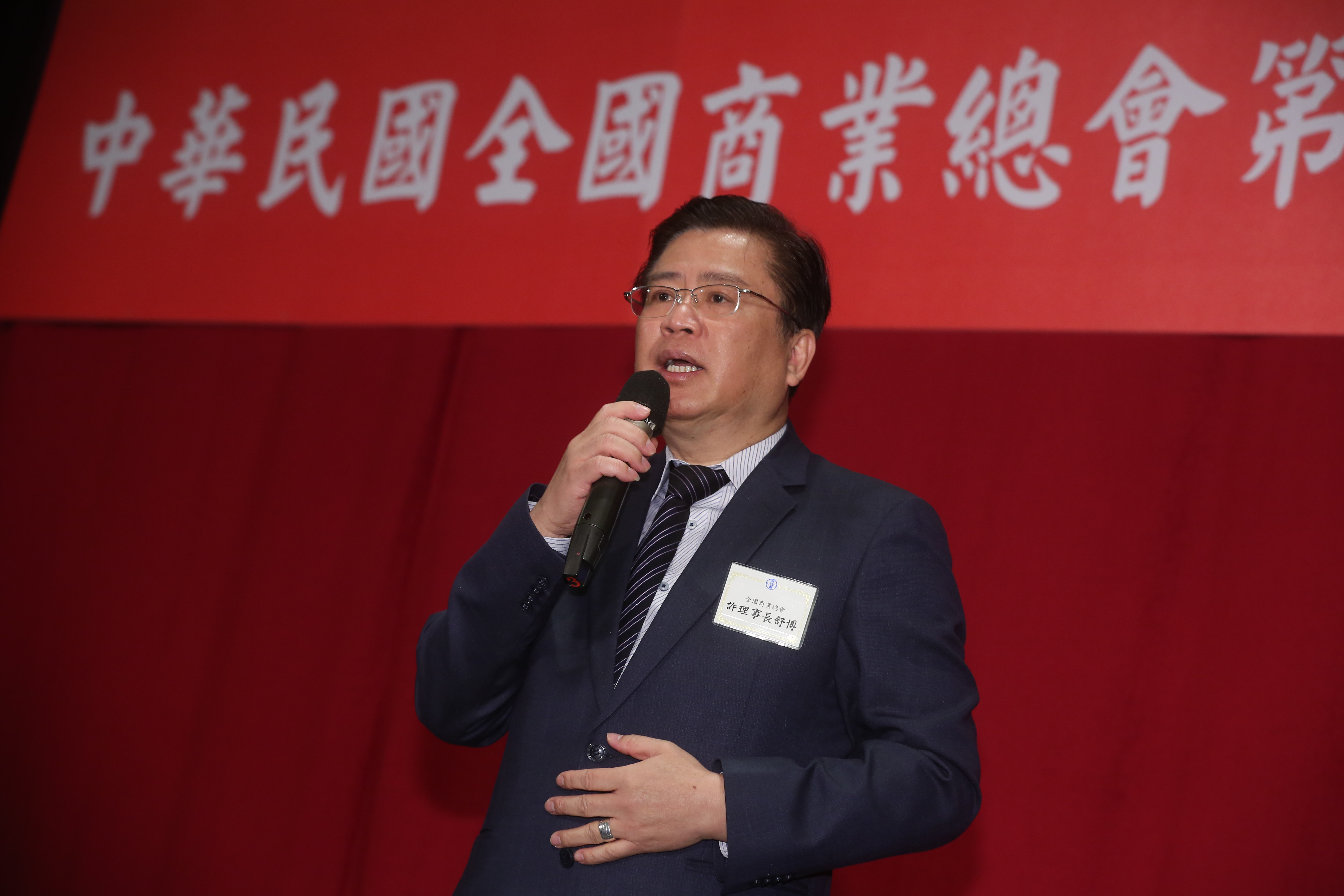 風災後部分民眾喊放修復假，商總理事長許舒博不以為然，反問「你又沒有去搬樹，你要放什麼修復假？」（本刊資料照）