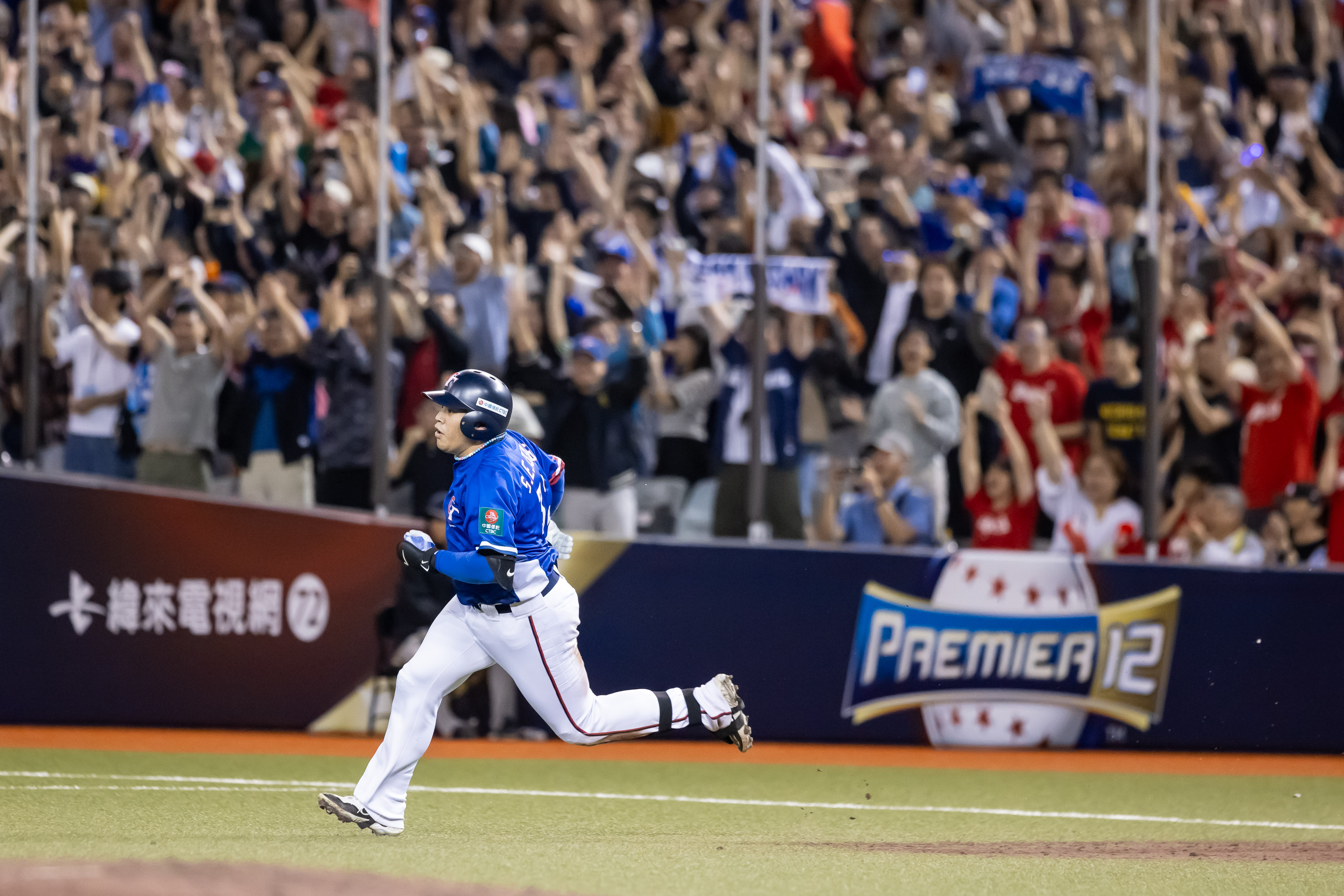 「魚住」曾頌恩隨台灣隊搭機飛往日本，卻因為年紀比戴培峰小一天，只能搭經濟艙。（中華棒協提供）