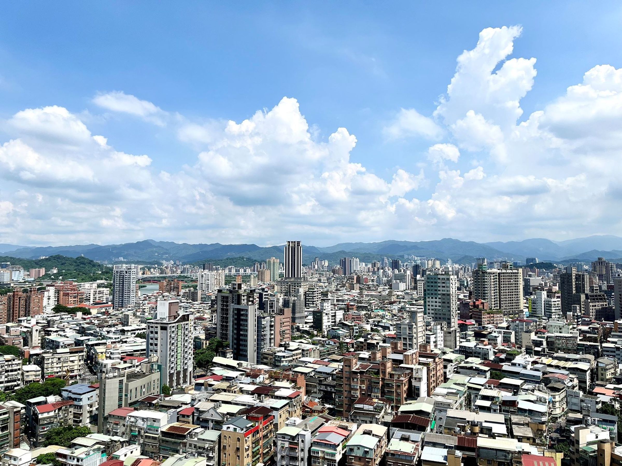 5月全國房地合一稅年減2成,惟新北市逆勢年增44%。永慶房產集團指出,隨房市買氣降溫,短期內房地合一稅收恐怕很難再創高。(房市示意圖)