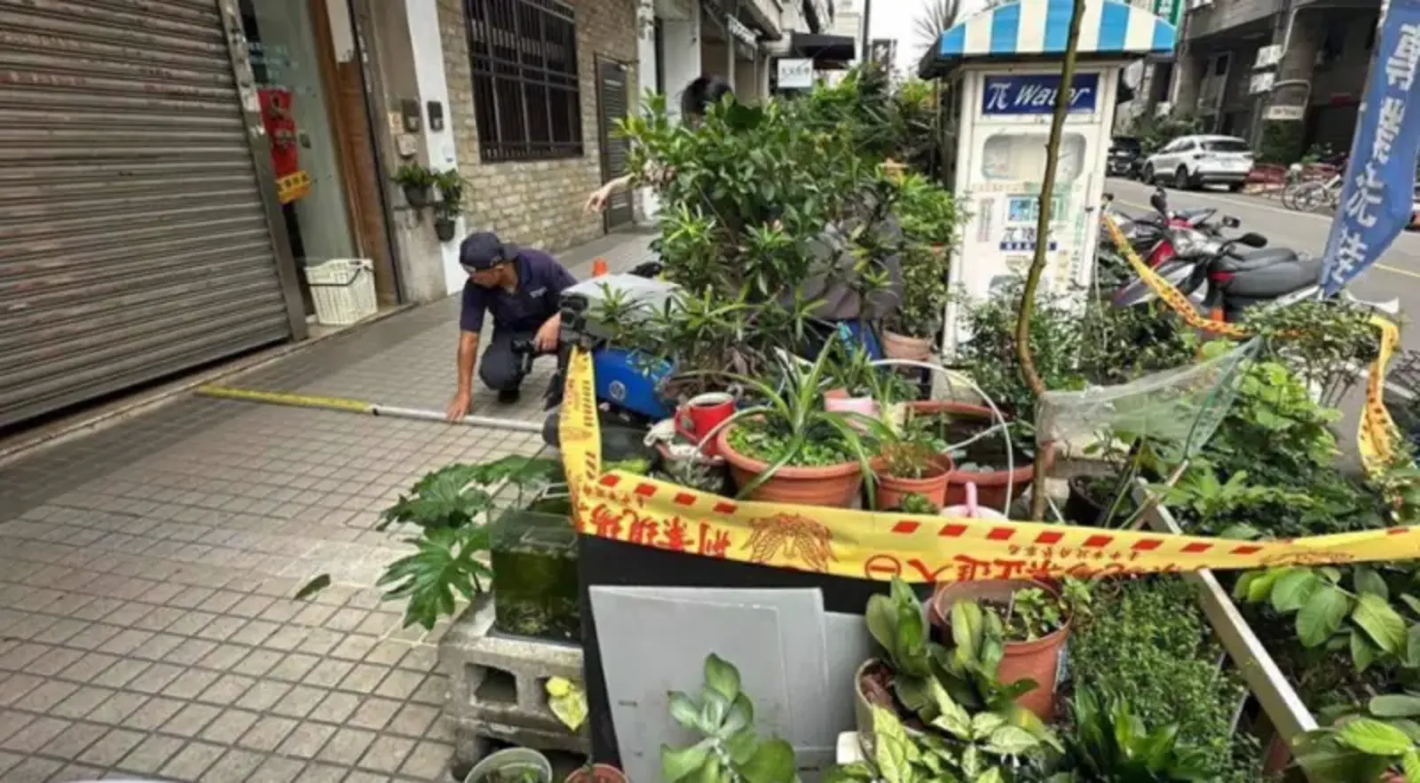 一對情侶在10樓客廳、陽台大玩情趣泡泡浴，疑因吸毒助興太亢奮，男友不慎滑出女兒牆墜樓亡。（翻攝畫面）