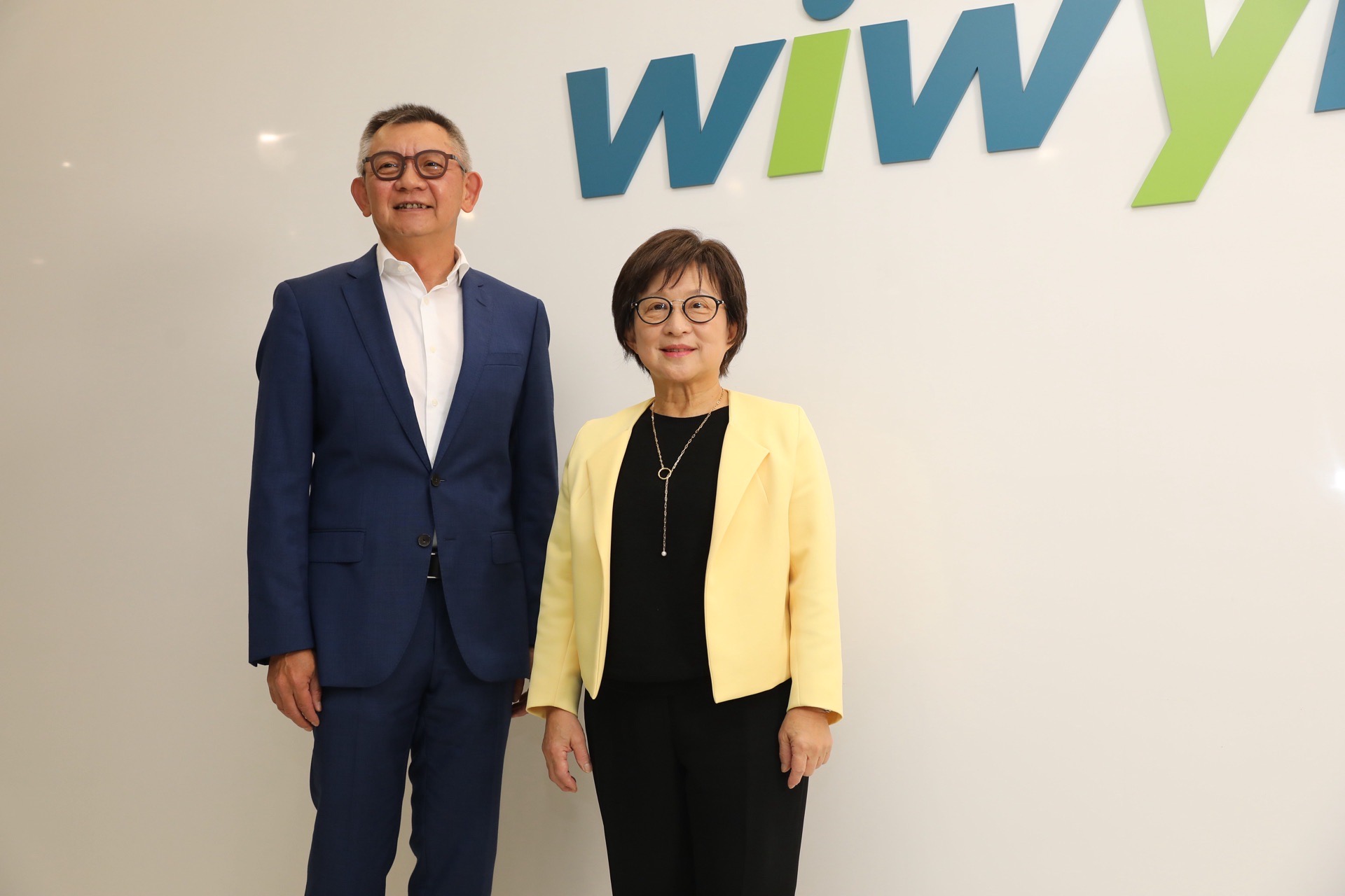 洪麗寗（右）曝緯穎生產線全面去中化，下一步評估是否赴美設廠。（本刊資料照）