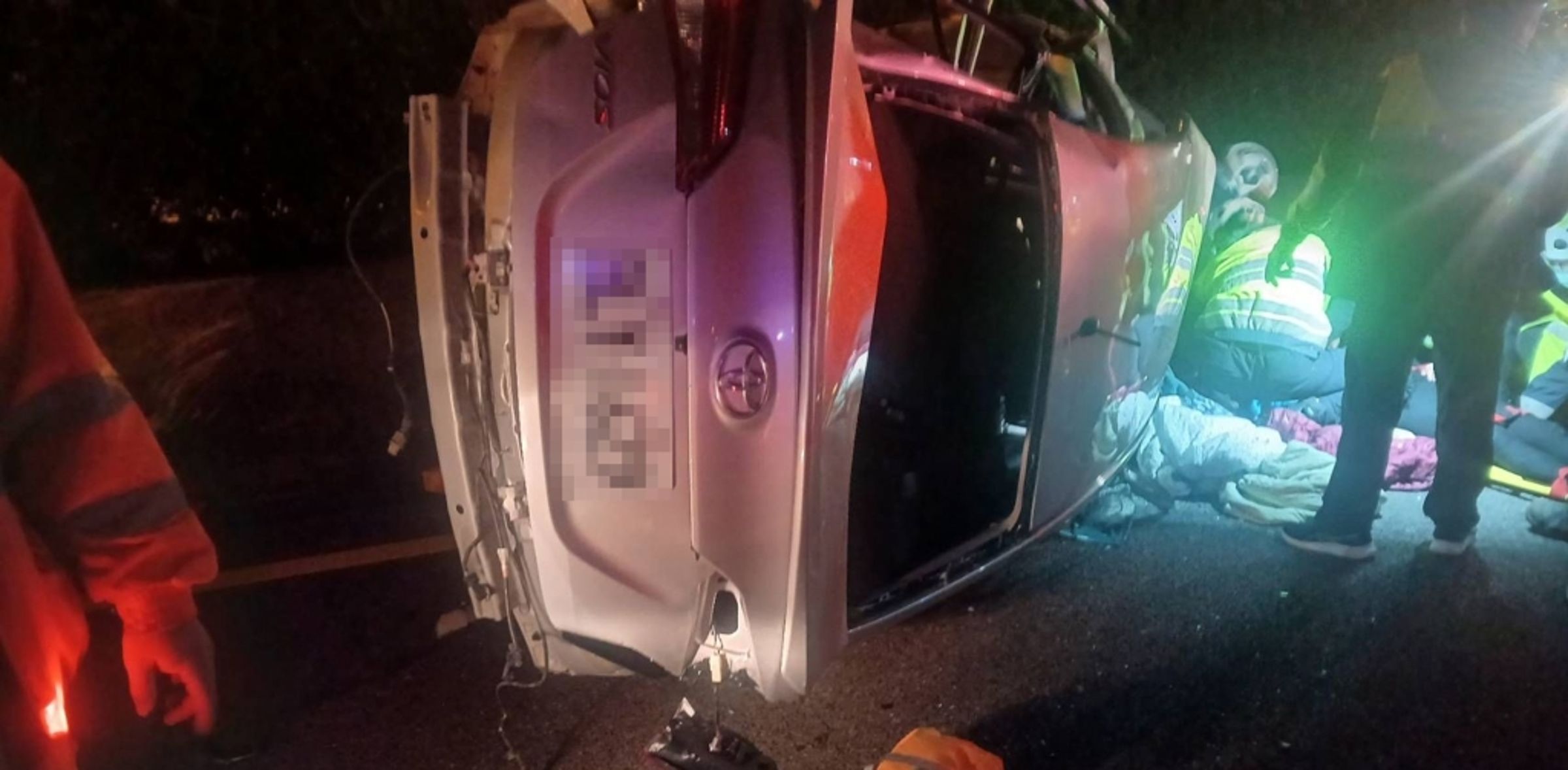 國3大甲昨深夜傳死亡車禍,一輛自小客遭追撞翻覆,不僅車體被撞爛,也造成車內1死1重傷。(翻攝自「記者爆料網」)