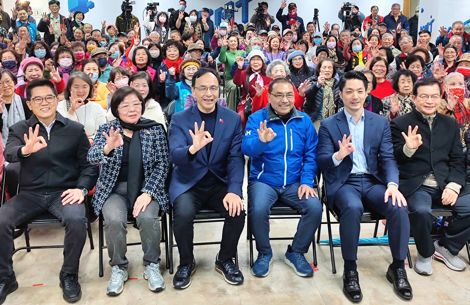 侯友宜、蔣萬安等人昨出席國民黨中央黨部的感恩茶會，期間侯更讚蔣輔選表現好，比他更像總統候選人。（翻攝自黃健庭臉書）