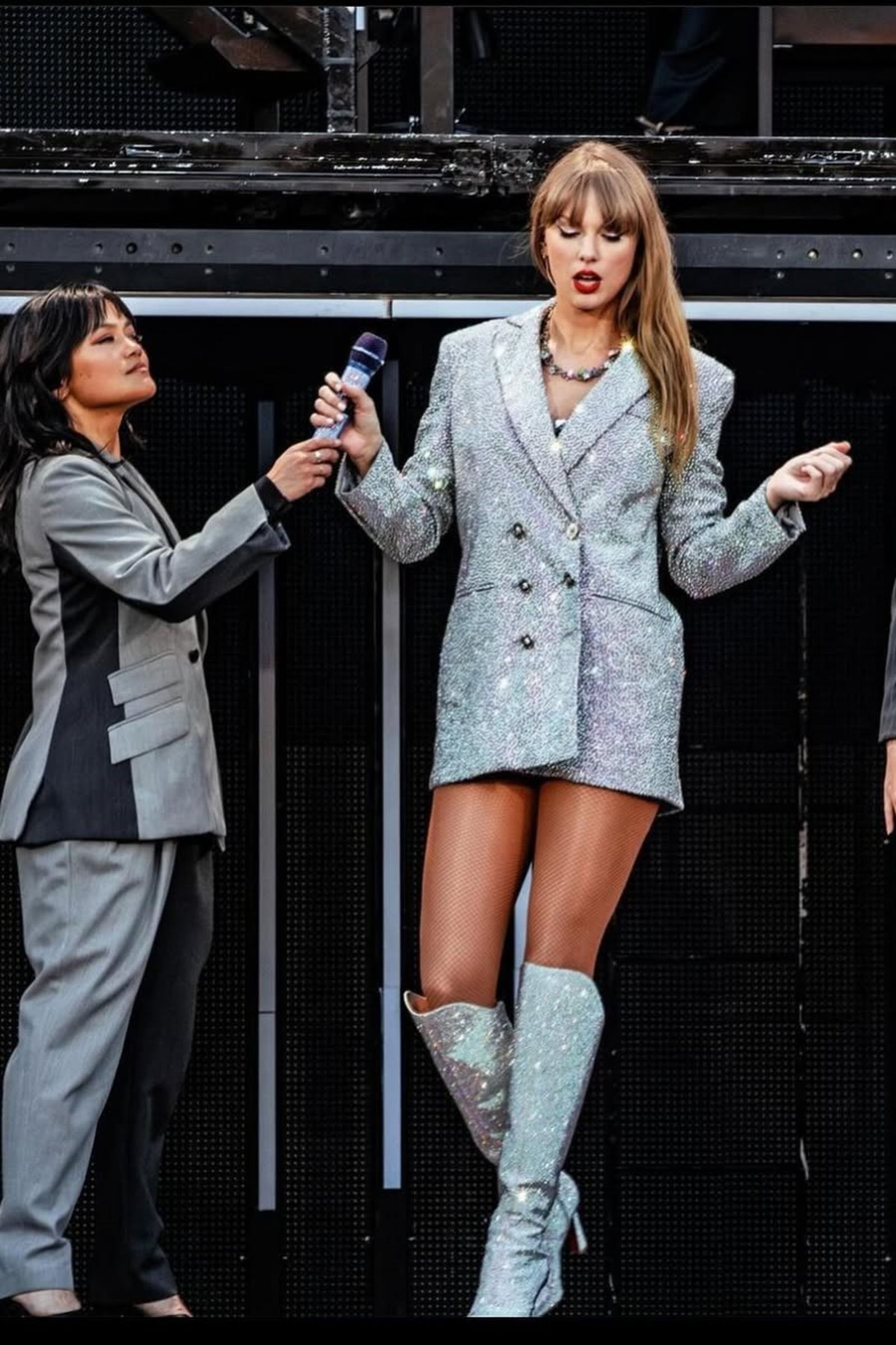 Karen（左）與泰勒絲同台演出，近距離互動。（翻攝IG／＠karenschuang）