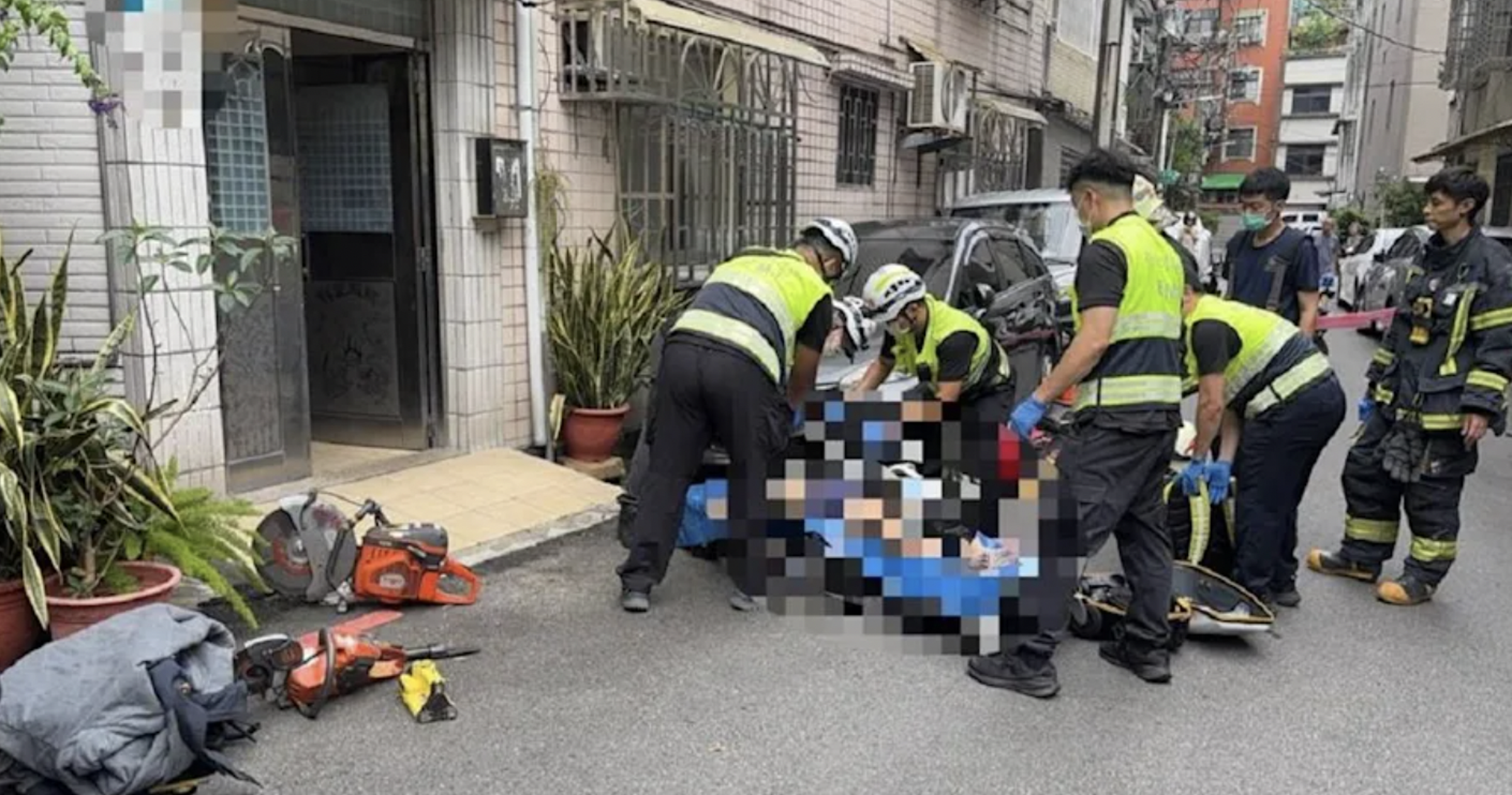 新北市板橋區今早發生一起意外,婦人在民宅內操作絞肉機製作水餃肉餡時,右手不慎遭機器捲入,送醫後仍不治身亡。(翻攝畫面)